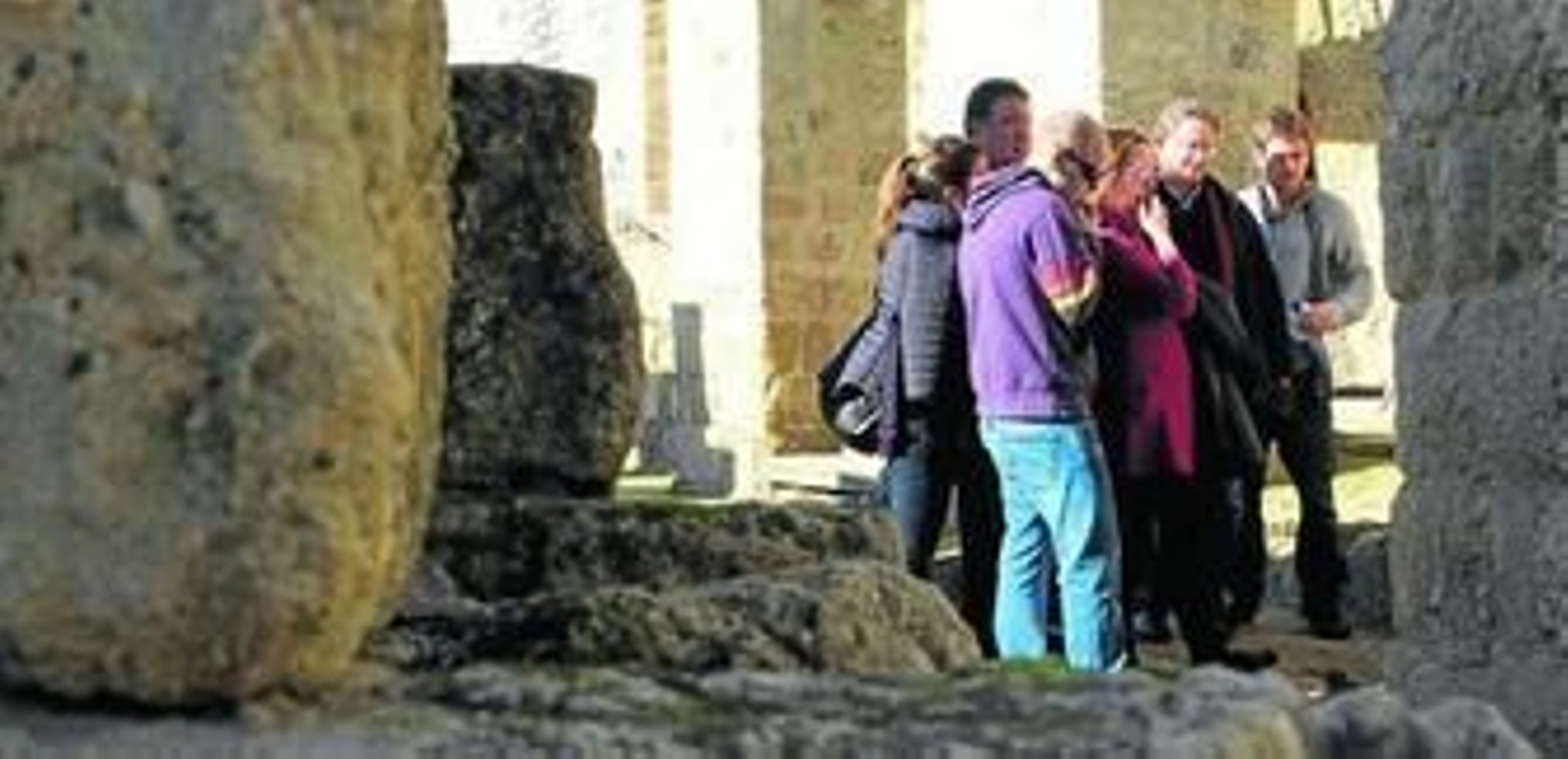 Participantes en uno de los recorridos temáticos del conjunto.