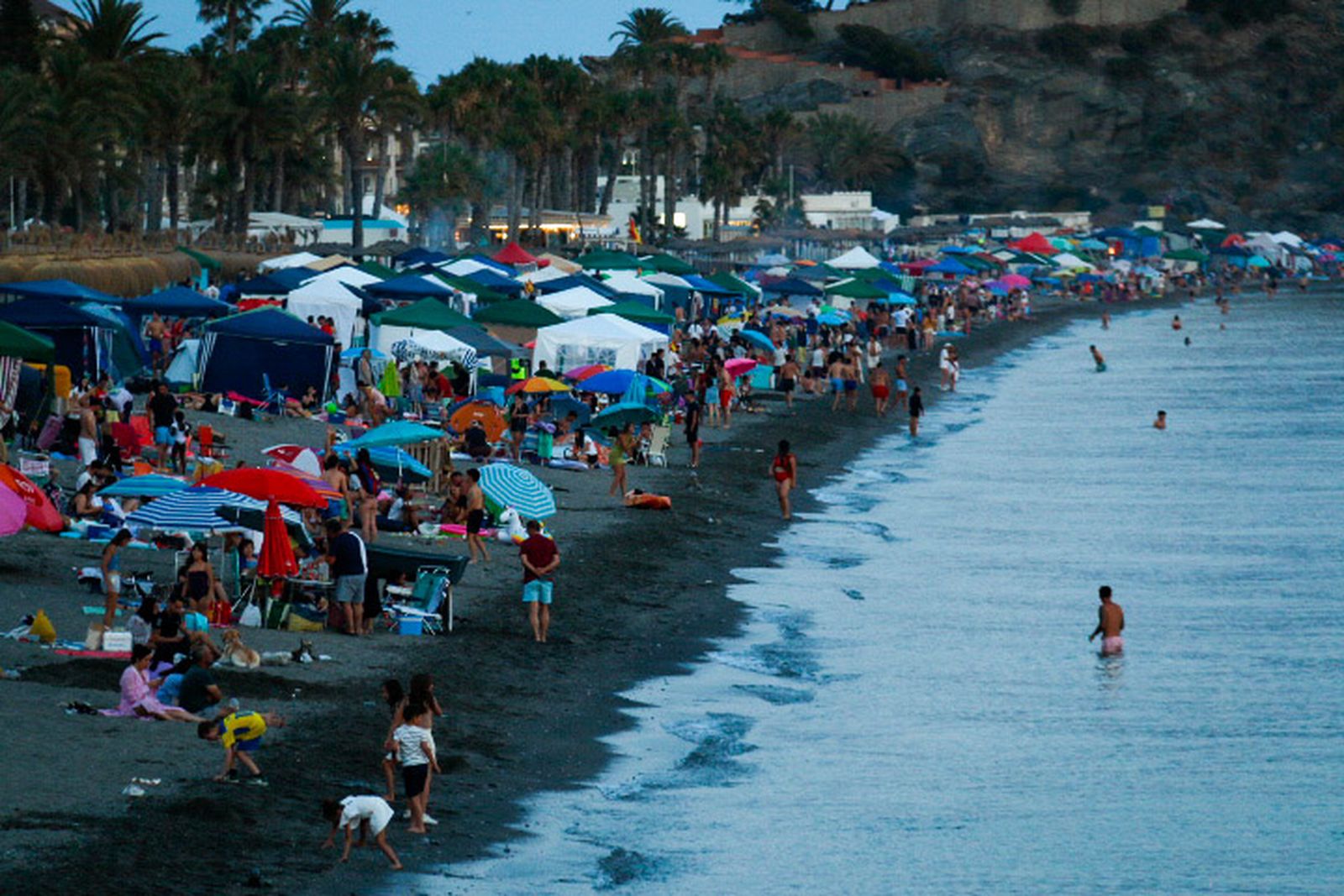 La Costa Tropical saborea la magia de la noche de San Juan, en imágenes