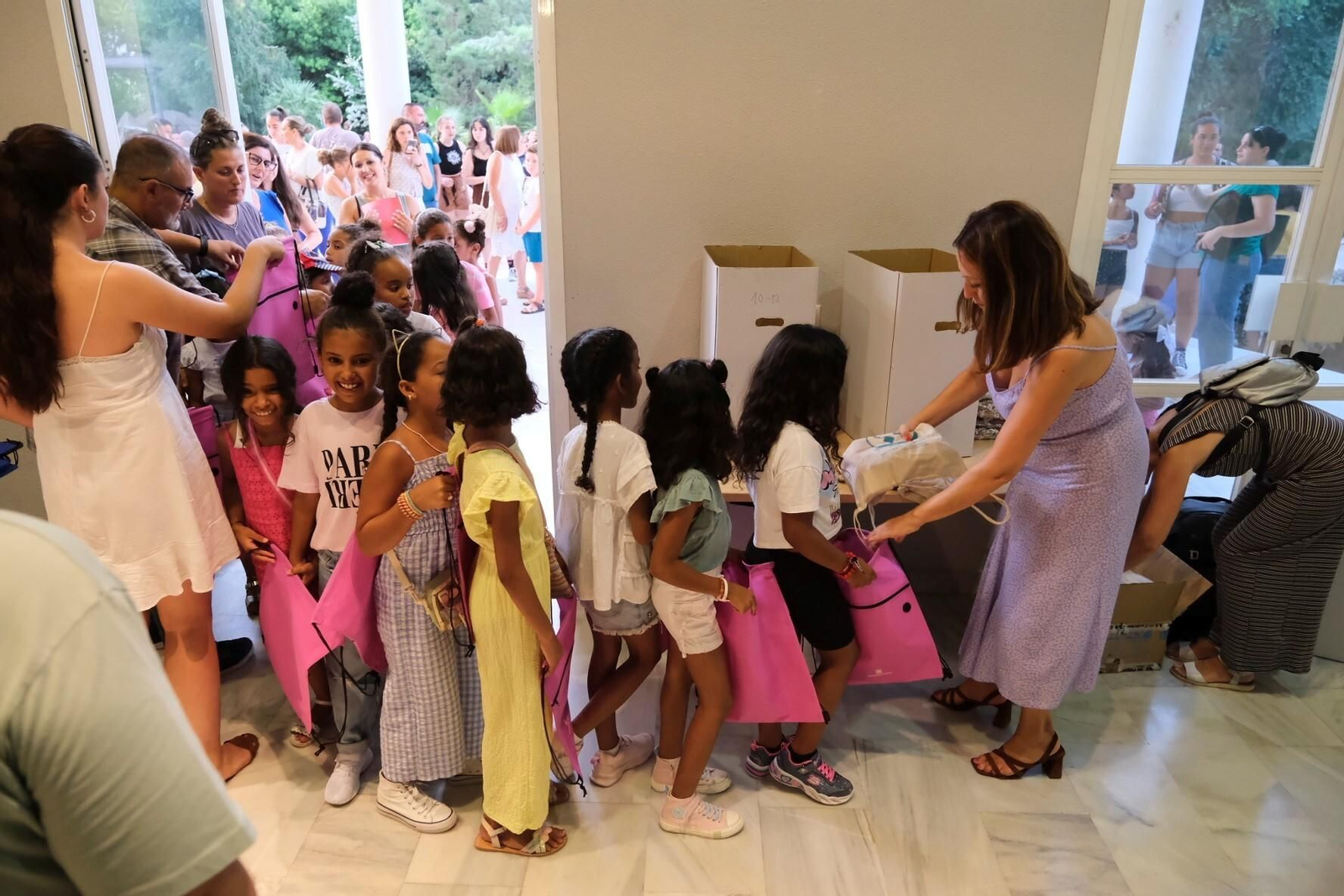 Las fotos de la recepción a los niños saharauis que llegan a Córdoba este verano Las fotos de la recepción a los niños saharauis que llegan a Córdoba este verano