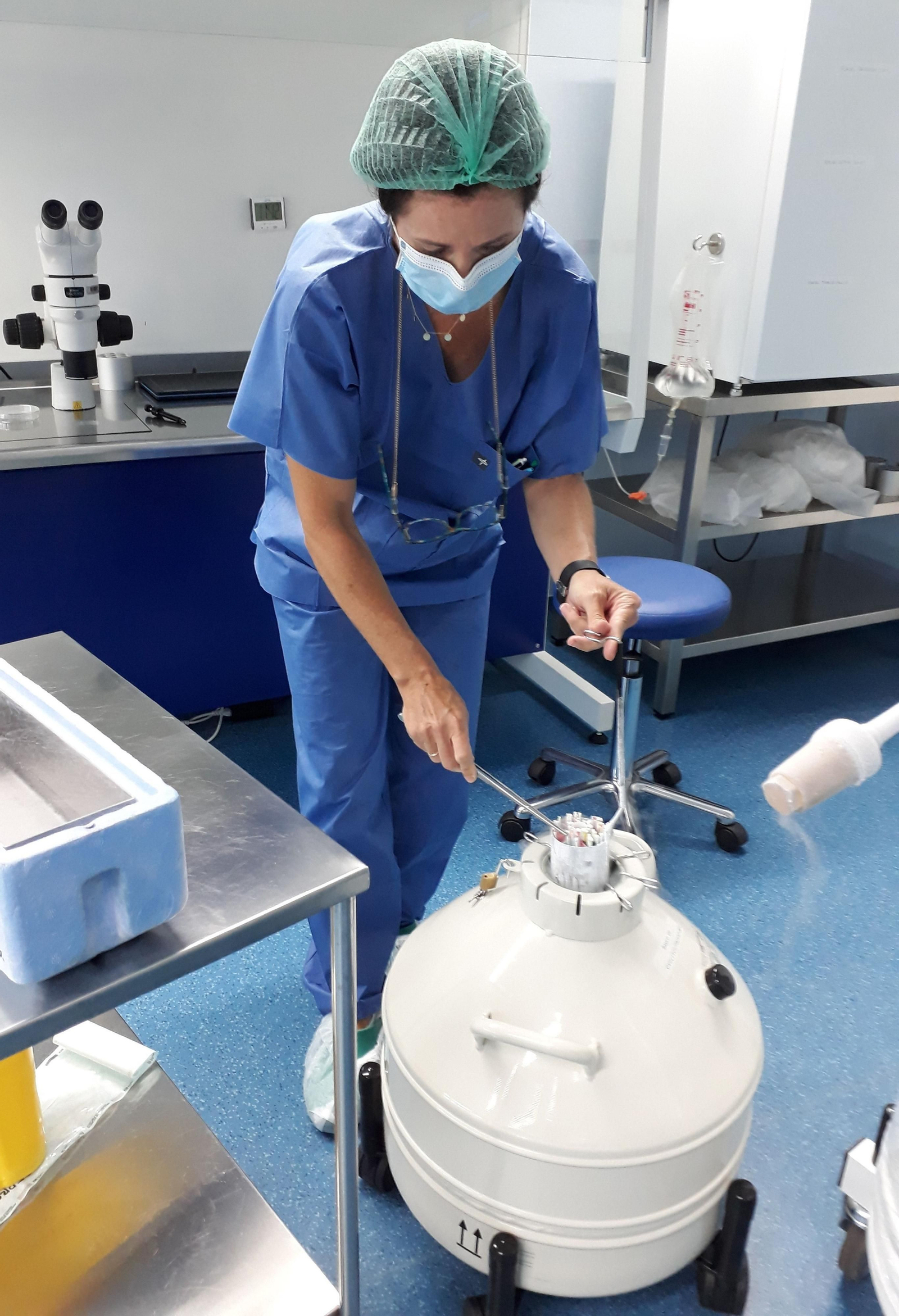 La embrióloga Guadalupe Bueno con el Banco de Ovocitos, donde están almacenados tras proceso especial de congelación.