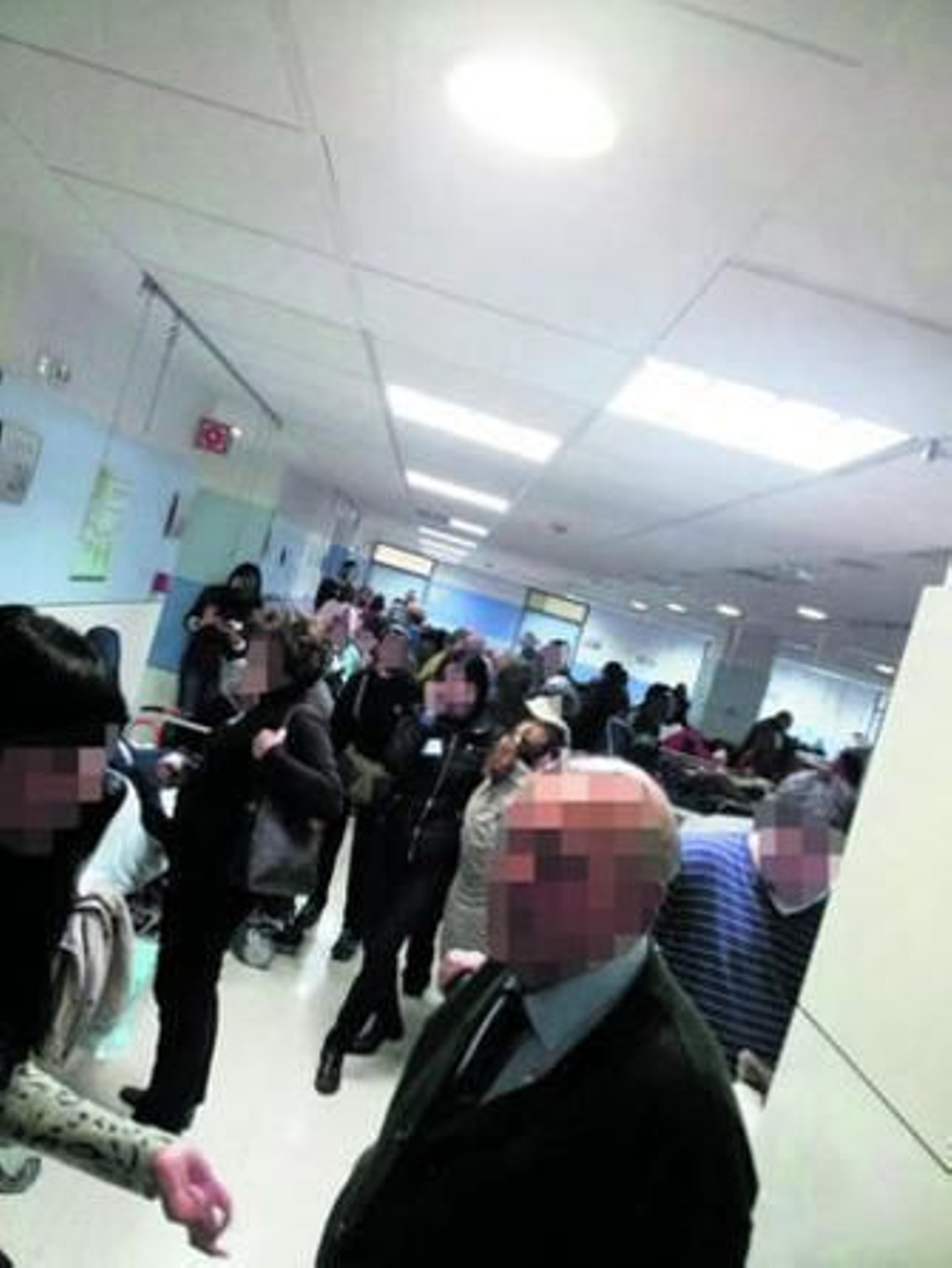 En la atestada sala de espera de Urgencias del Macarena se mezclan sillas fijas, de ruedas y camillas.