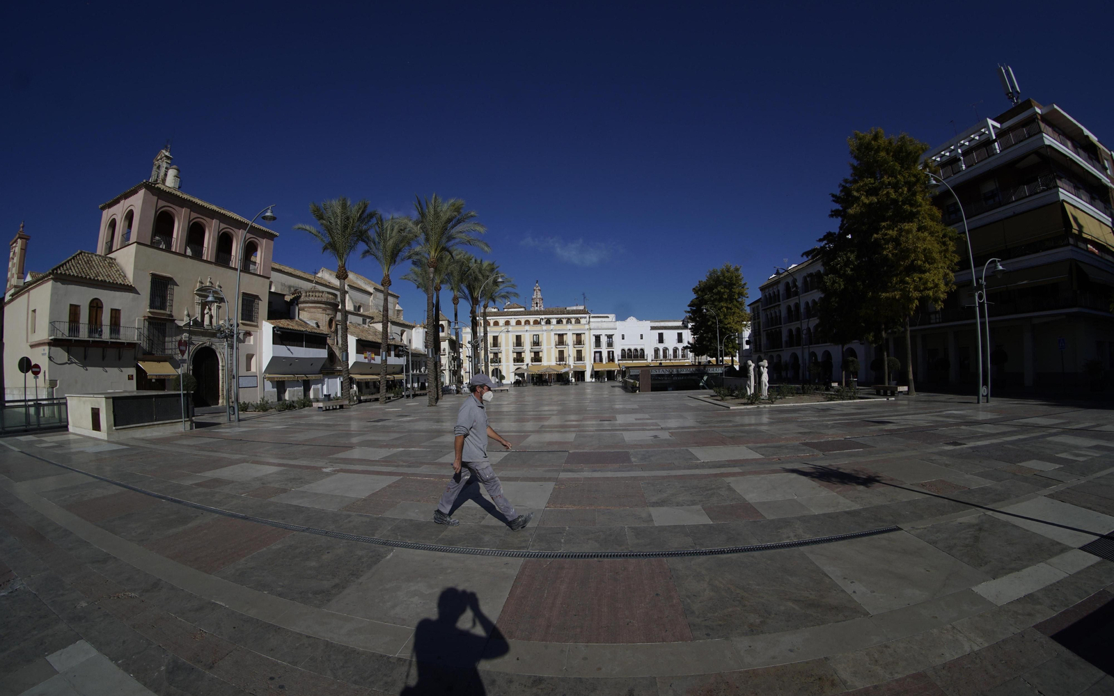La soledad se adueña de la Plaza del Salón de Écija en el primer día de confinamiento.