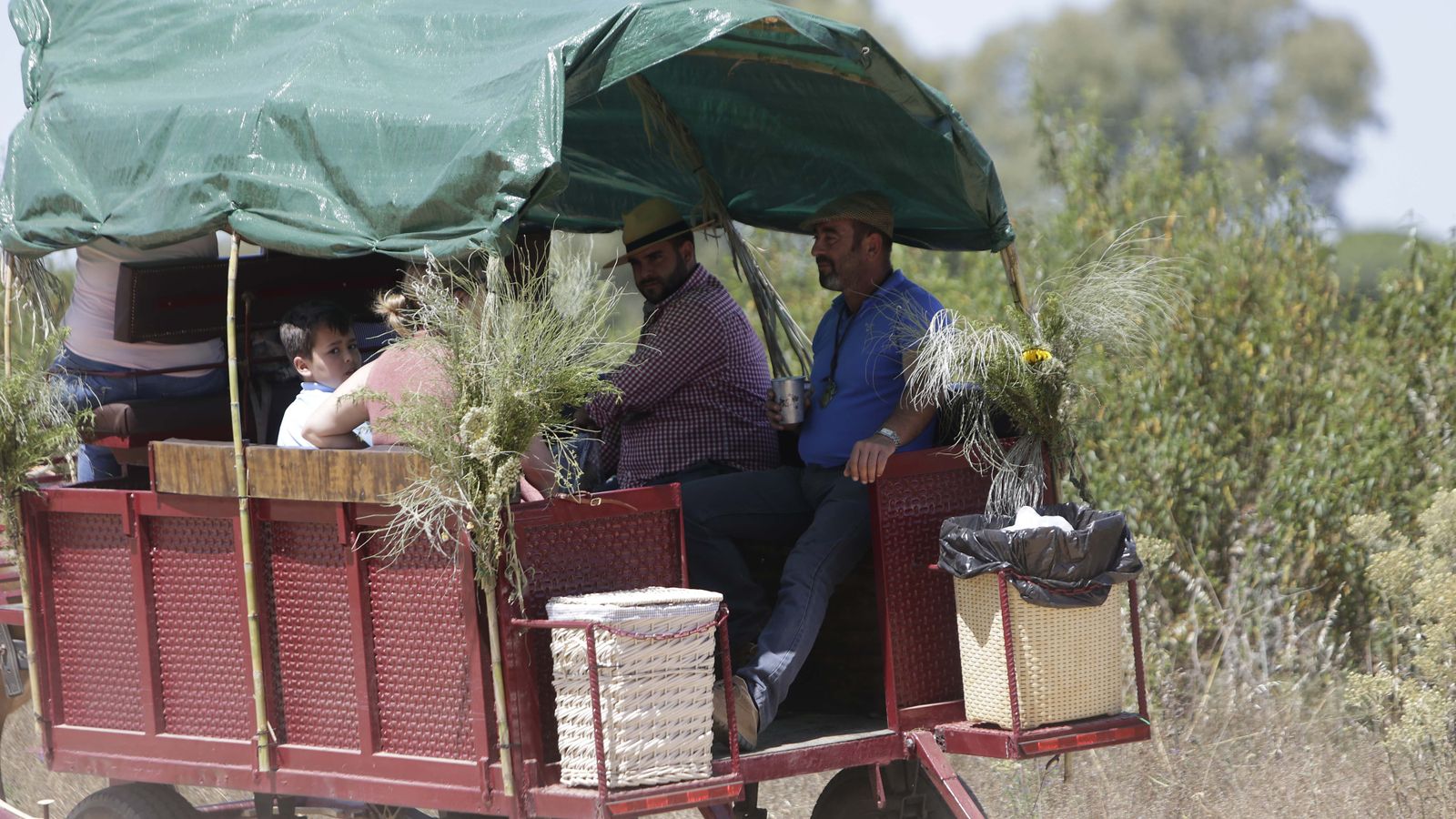 Imágenes de un viernes de Rocío sin romería