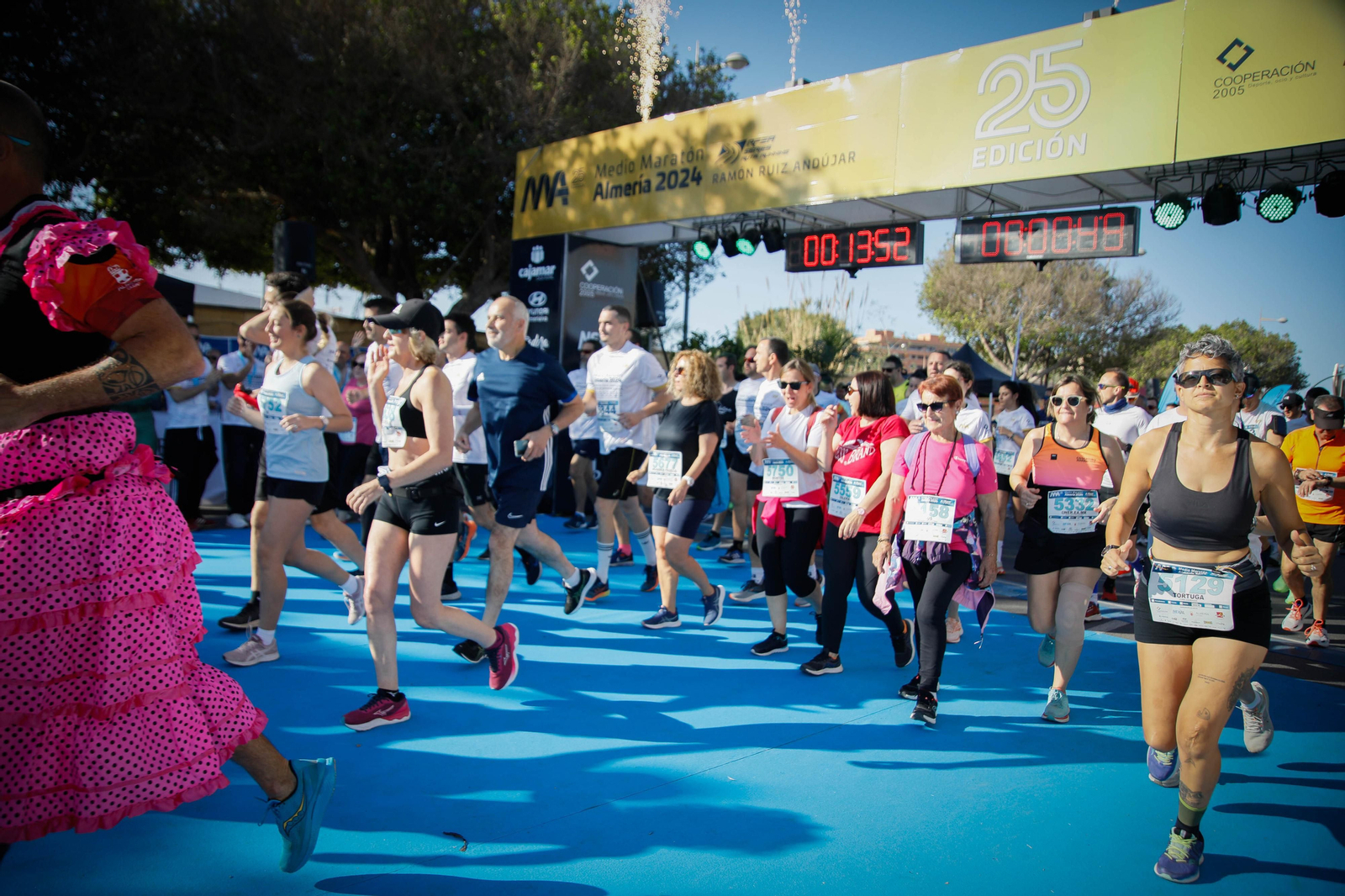 Imágenes de la salida de la Media maratón Ciudad de Almería