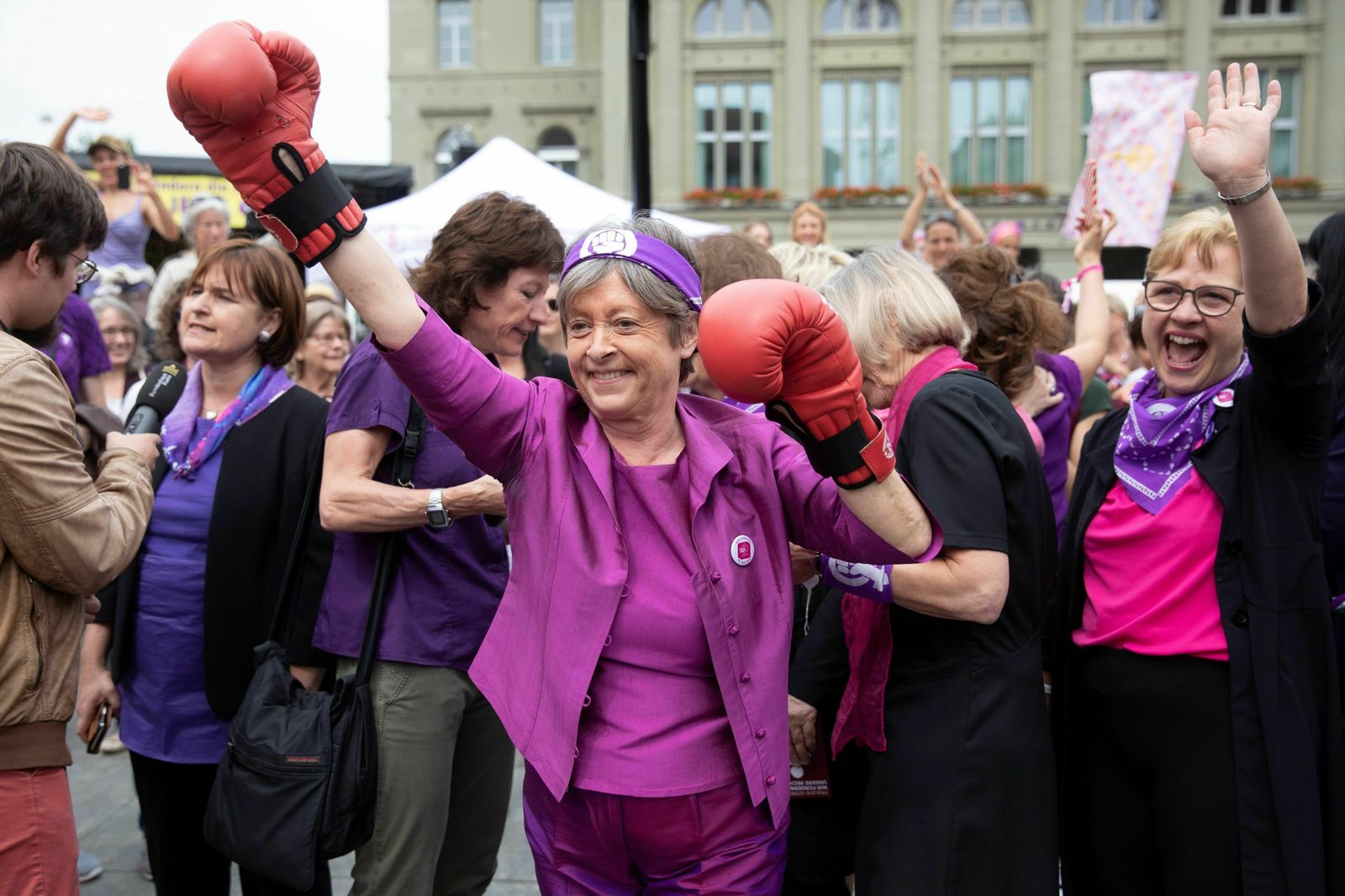 Margret Kiener Nellen, miembro del Consejo Nacional Suizo, se enfunda unos guantes durante la huelga.