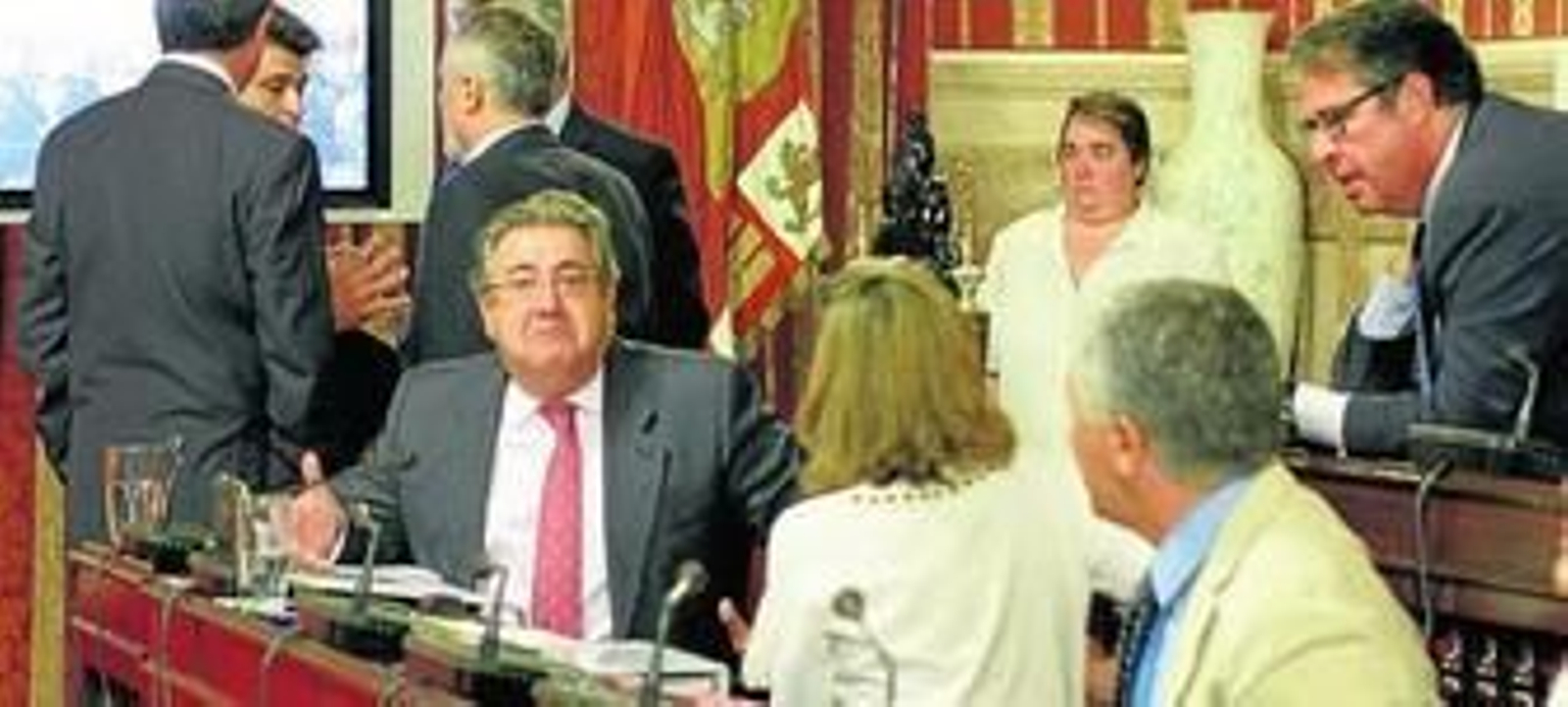 Gesto de sorpresa del alcalde tras la suspensión del Pleno por la negativa de IU de retirar una bandera.