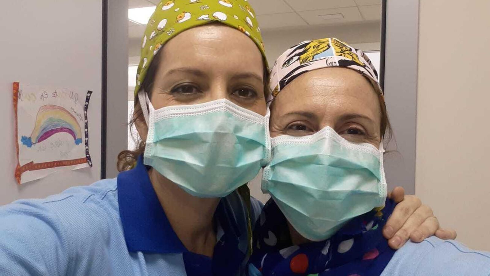 La enfermera Gema Castillo junto a una compañera en el Alcora.