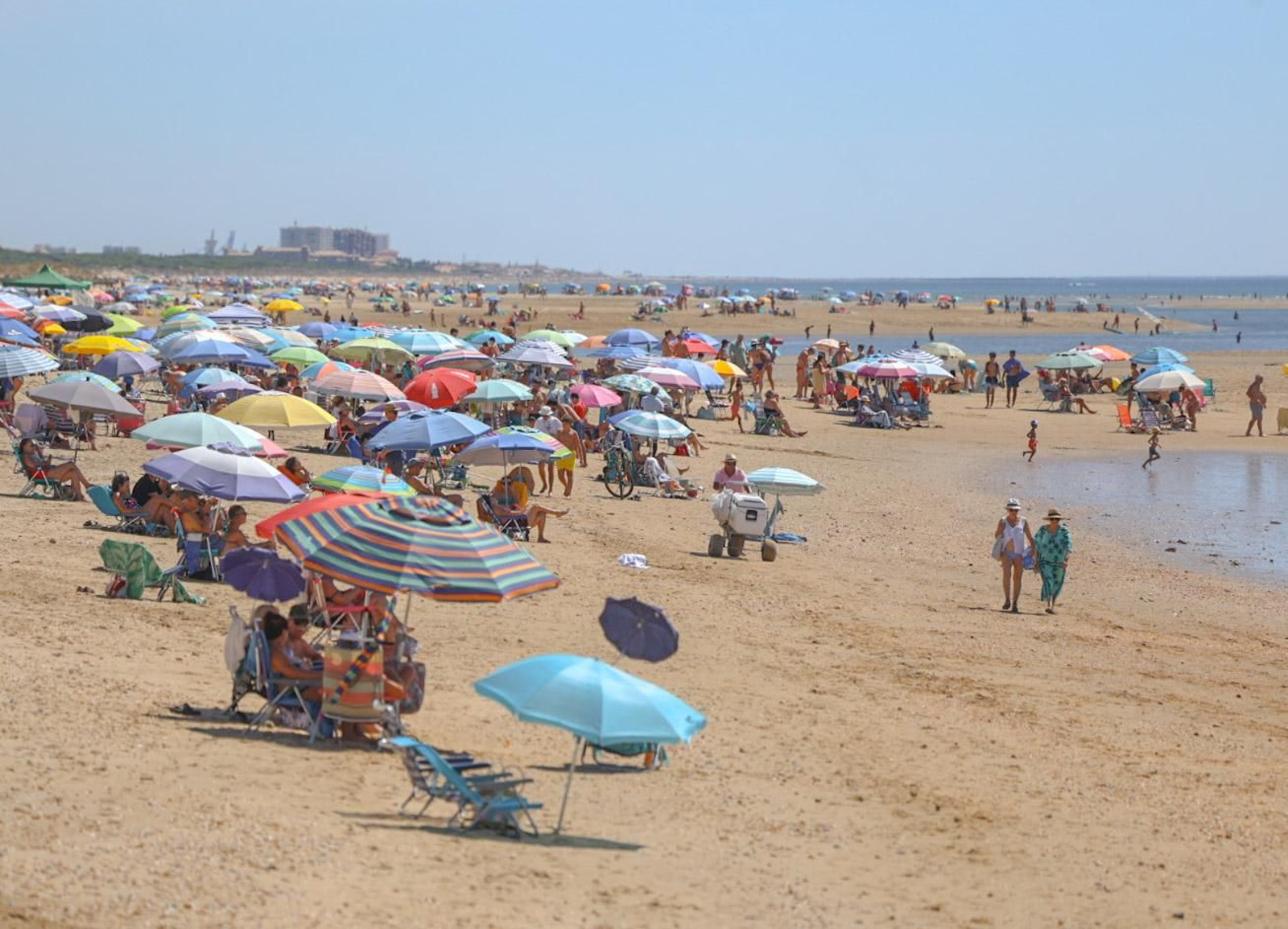 Imágenes de la calurosa mañana en la playa de El Portil