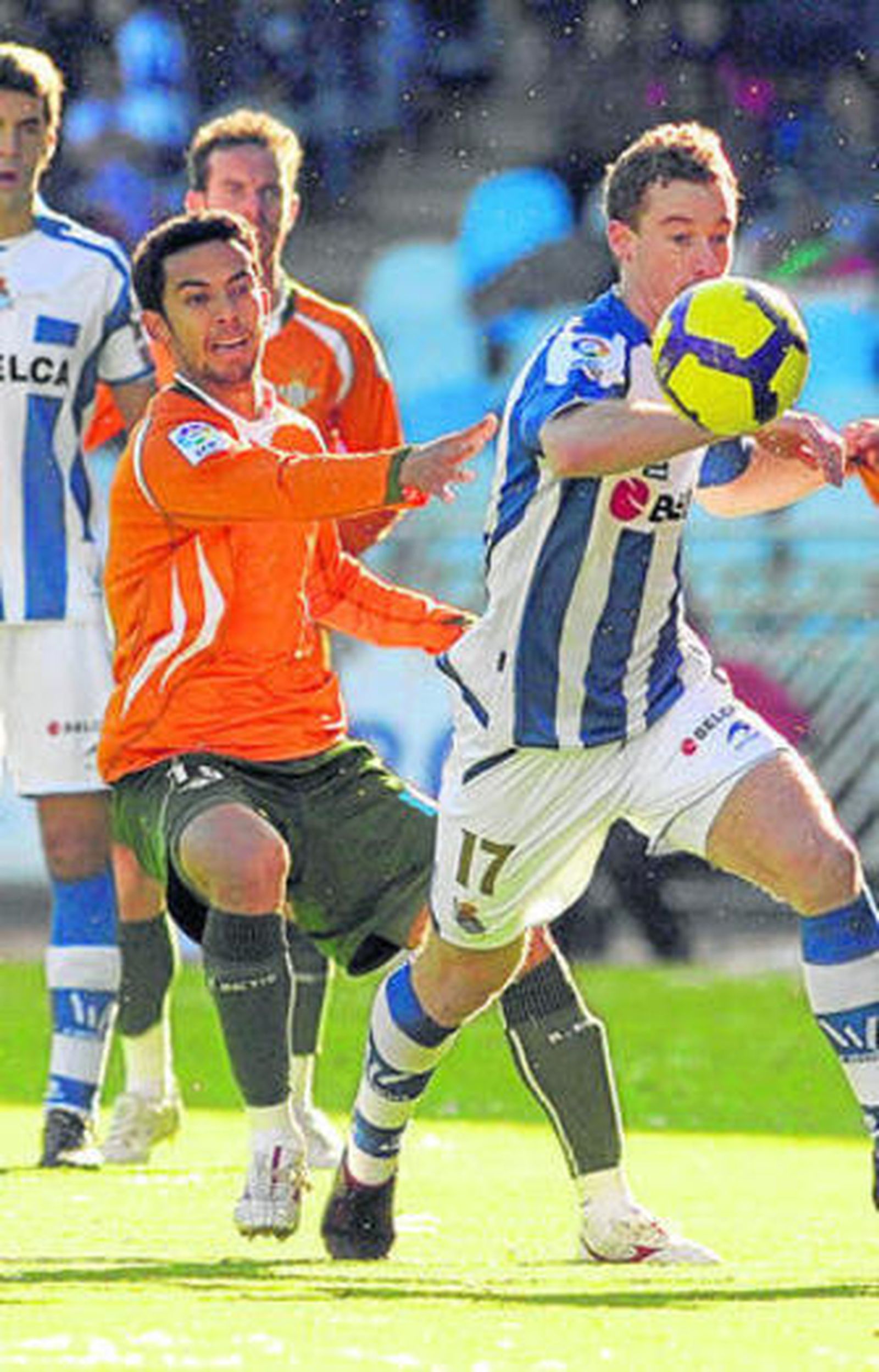 Iriney trata de frenar a Zurutuza, el domingo en Anoeta.