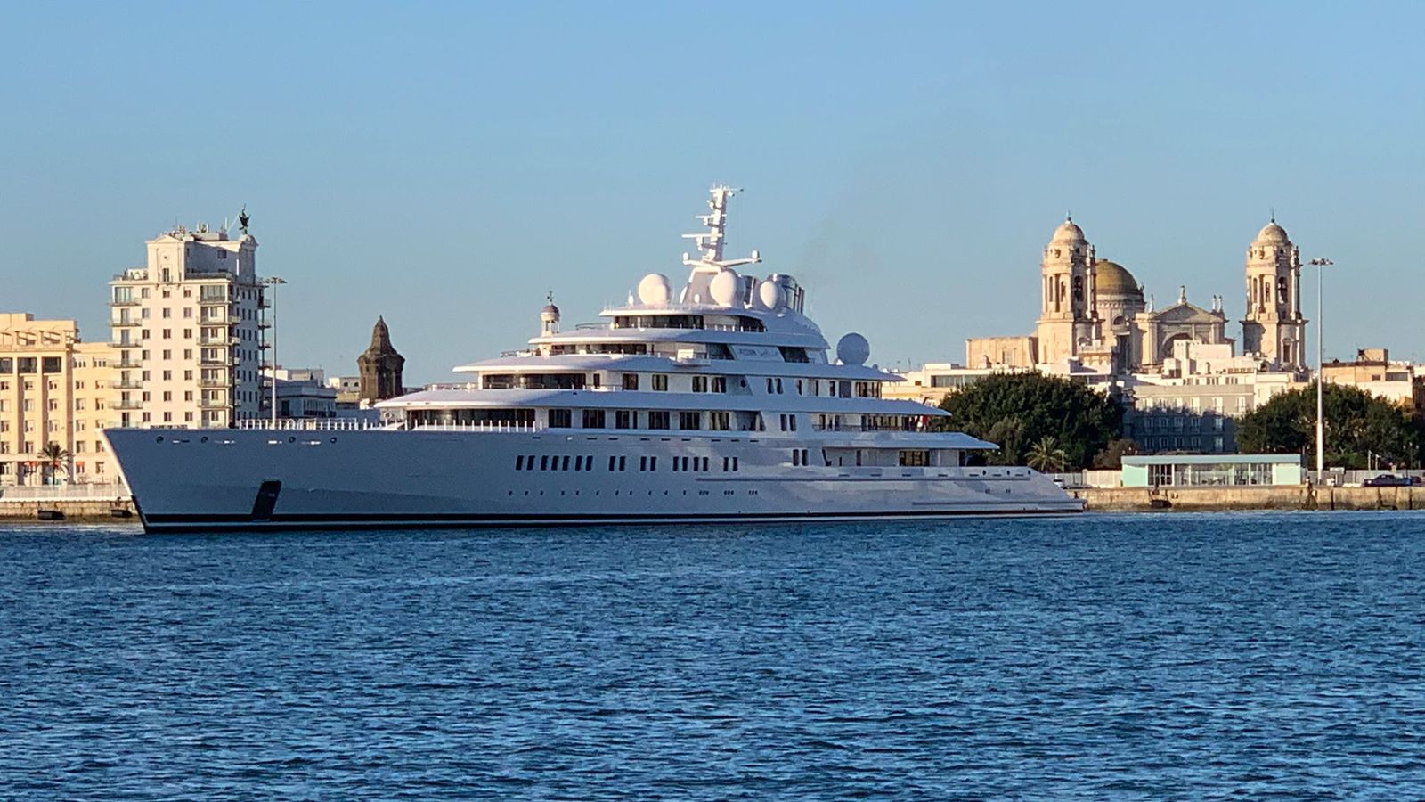 Imagen del Azzam de esta mañana, minutos antes de abandonar definitivamente el puerto de Cádiz.