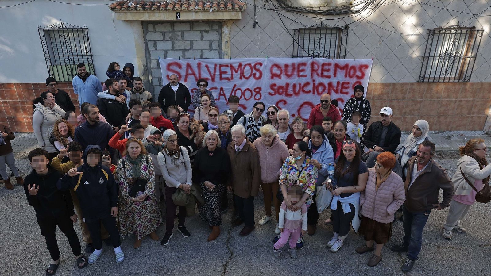 Manifestación de vecinos afectados en las viviendas ruinosas de La Piñera, este lunes en Algeciras.
