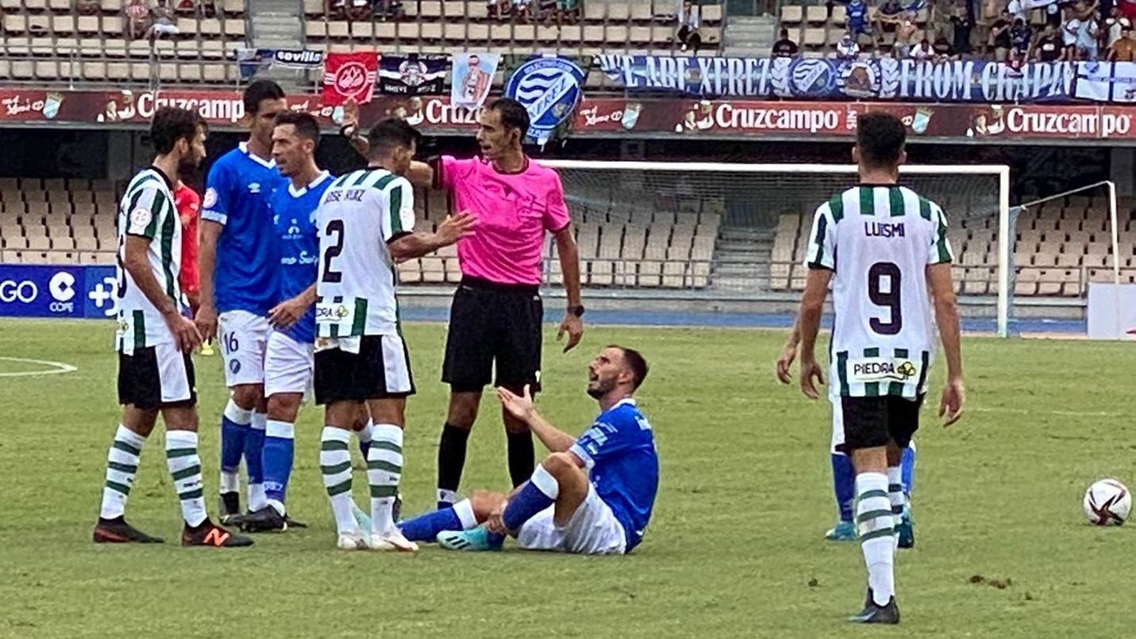 El colegiado señala una falta de José Ruiz.