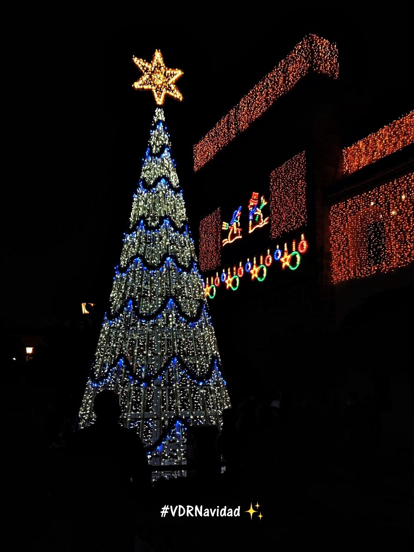 Árbol de Navidad en la plaza de la Constitución de Villa del Río.