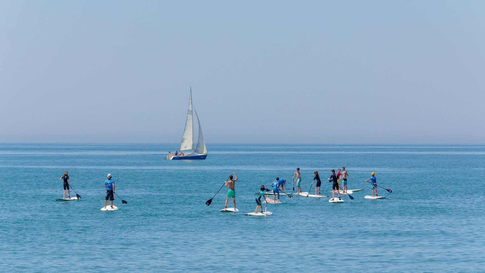 Jóvenes practicando paddle surf.