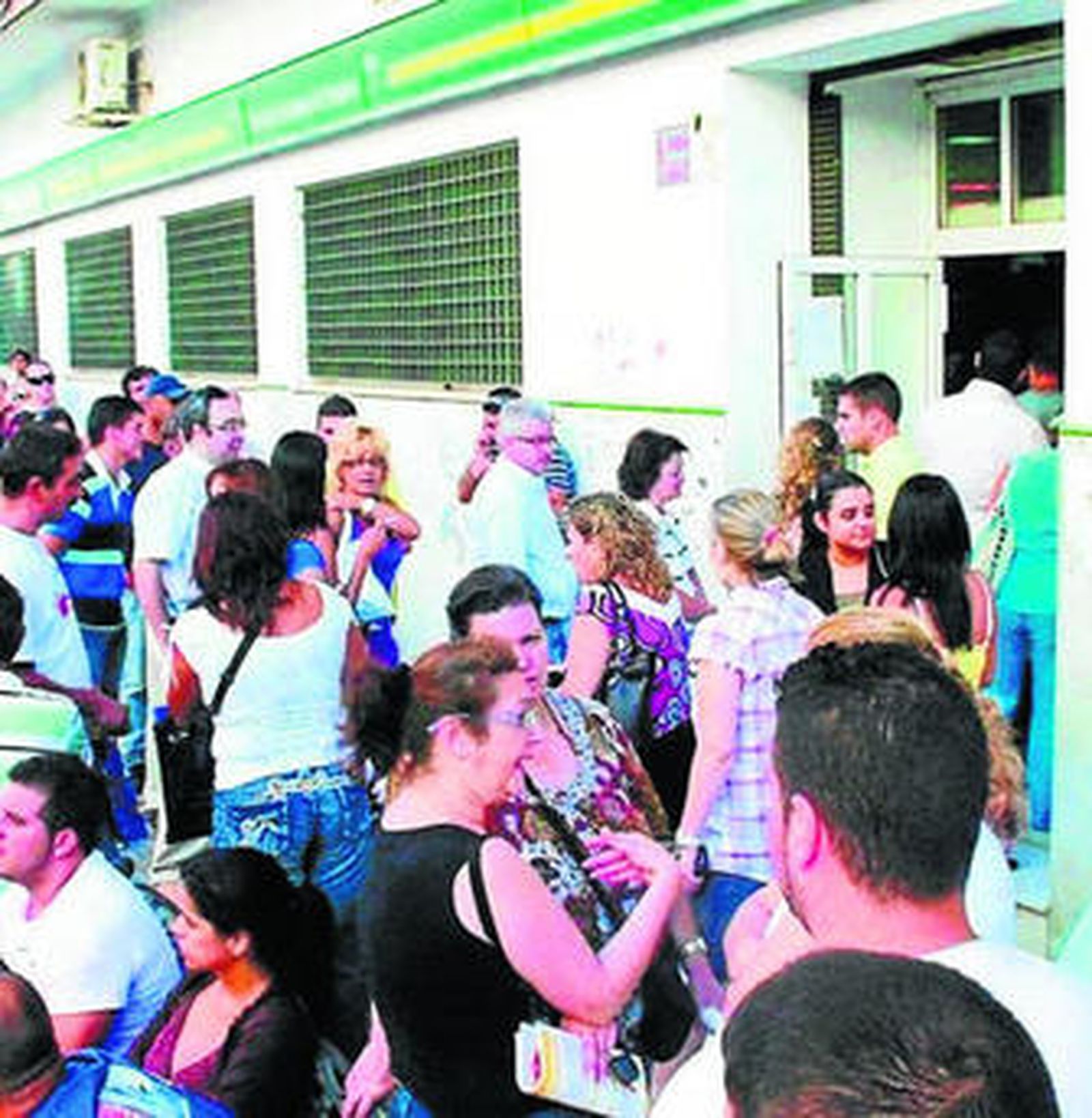 Un grupo de personas hace cola en una de las oficinas del SAE de Huelva.