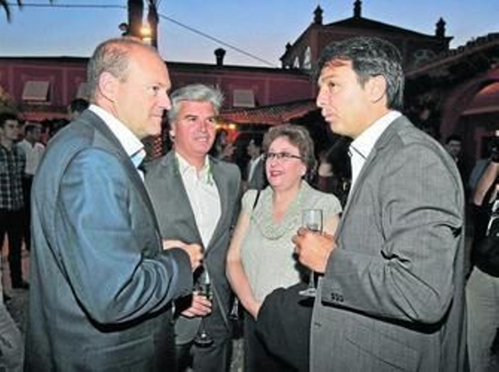 Pepe Mel y Vlada Stosic dialogan junto a Miguel Guillén e Isabel Simó durante la cena de despedida de la temporada. Pepe Mel y Vlada Stosic dialogan junto a Miguel Guillén e Isabel Simó durante la cena de despedida de la temporada.