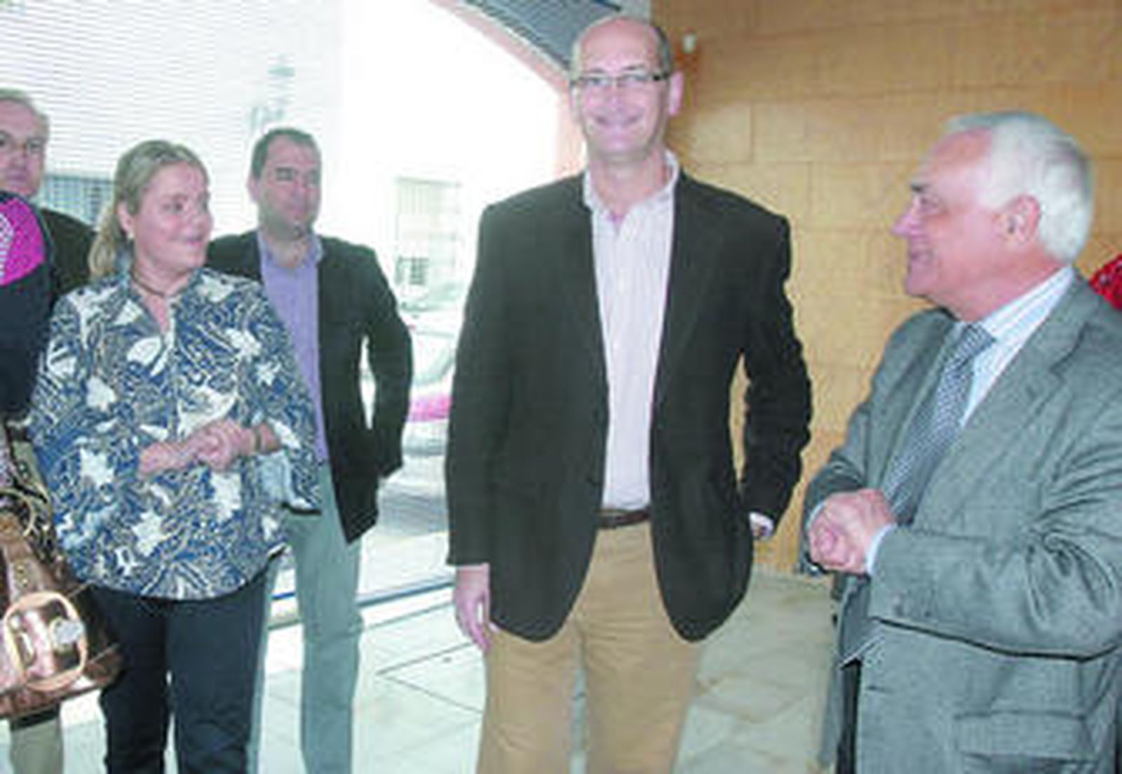 María del Mar Blanco, a su llegada al acto con Juan José Volante y Matías Conde.