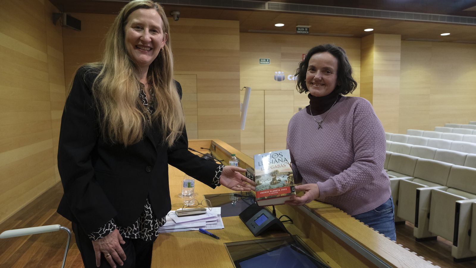 Imágenes del Diario de los Libros con la escritora ganadora del Premio Planeta 2022, Luz Gabás