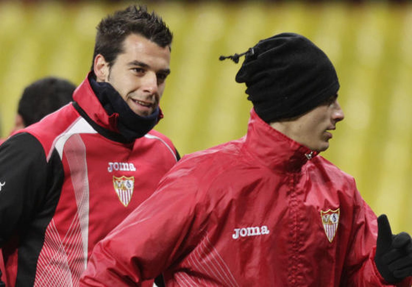 Negredo bromea con Perotti mientras hacen carrera continua,

Foto: Antonio Pizarro