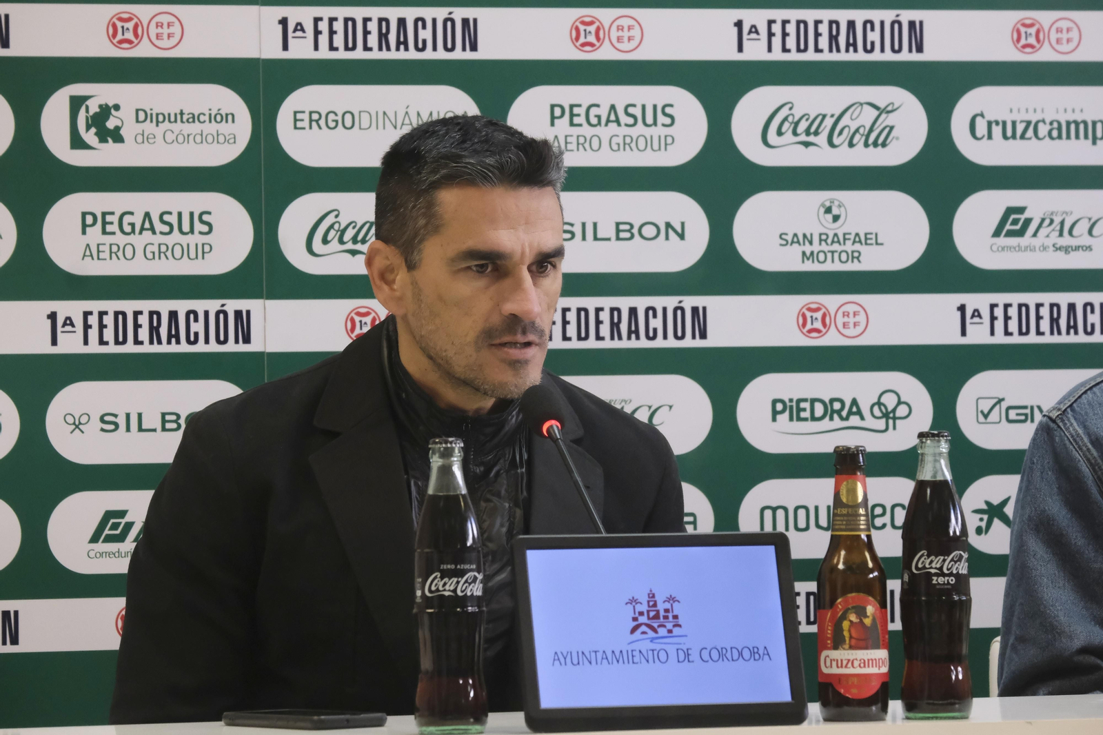 La presentación de Antonio Caballero como jugador del Córdoba CF, en imágenes