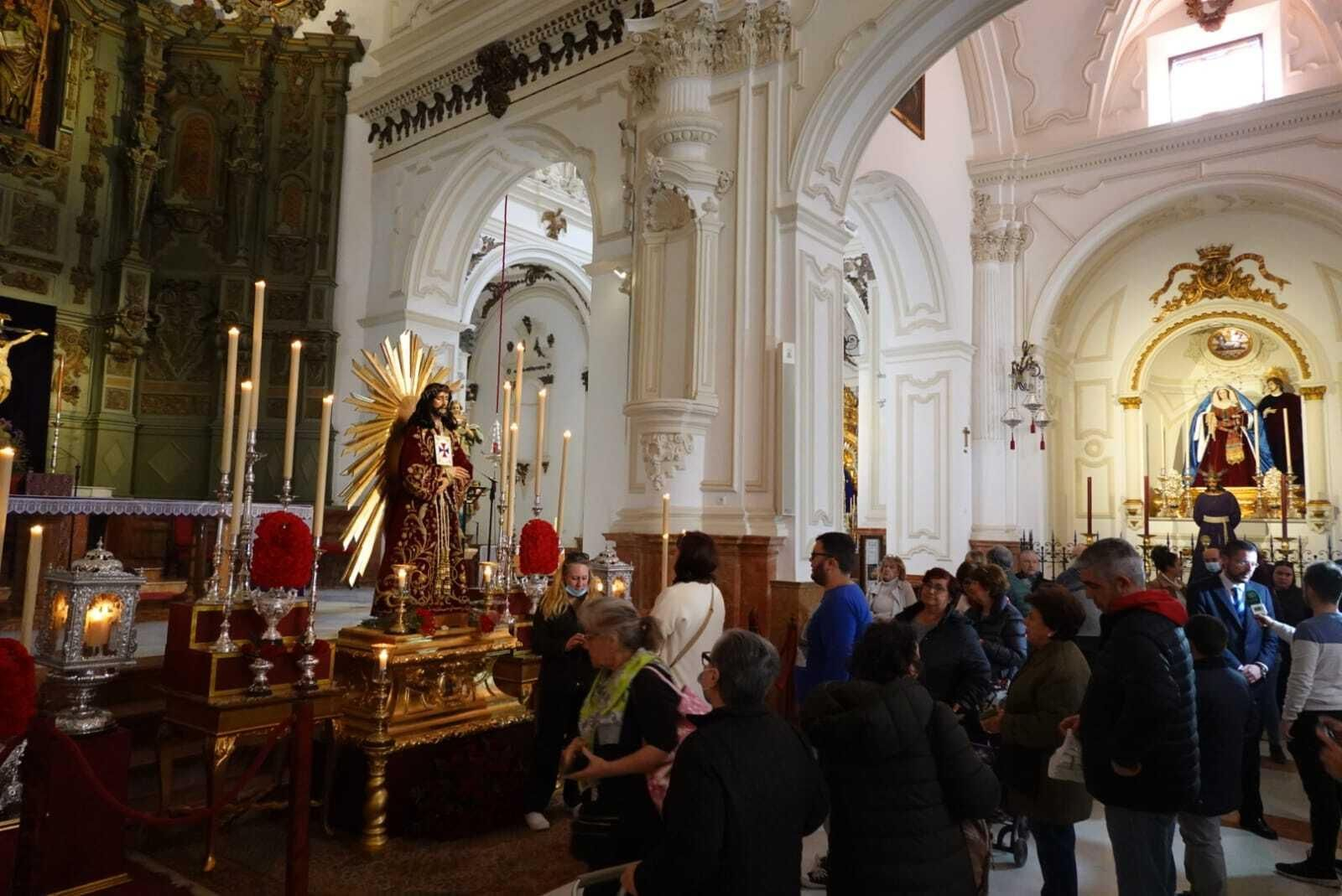 Colas en la Iglesia de Santiago de Málaga ante la imagen del Cristo de Medinaceli