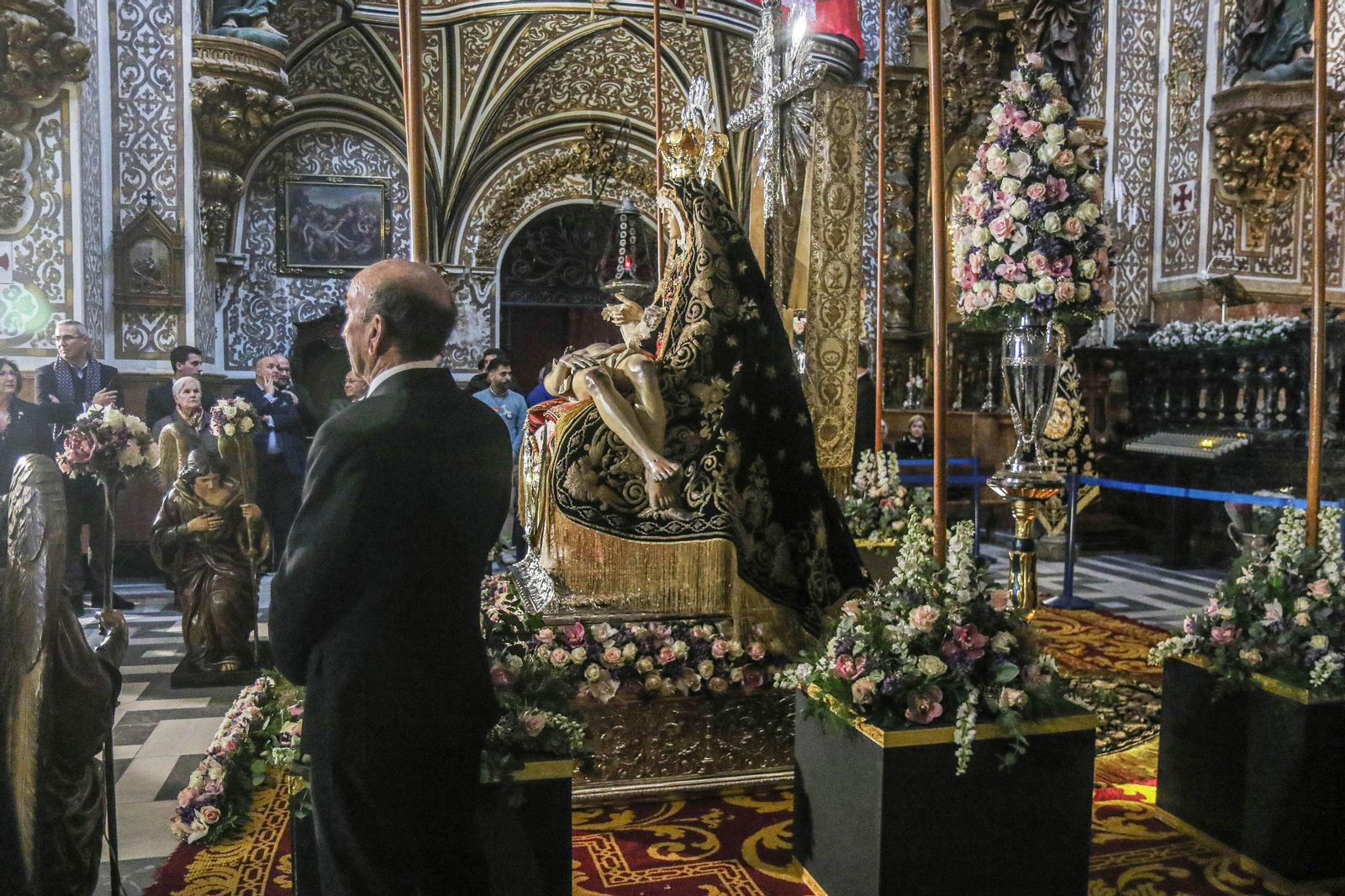 La Virgen de las Angustias, patrona de Granada, repuesta al culto tras su restauración