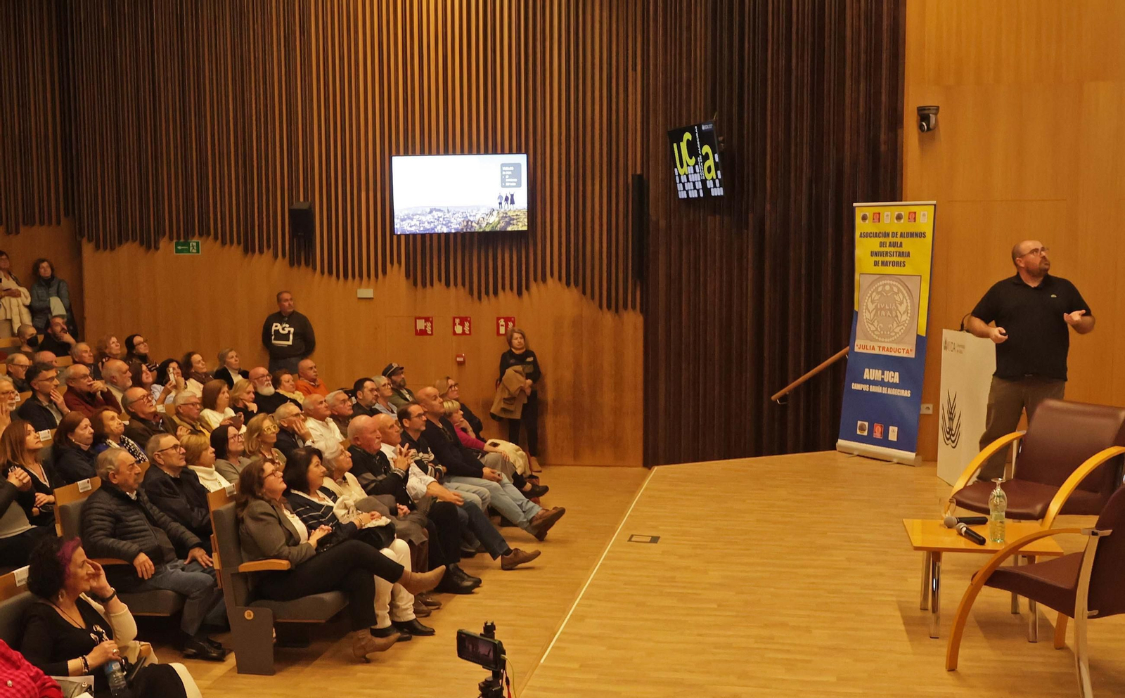 La clase magistral de Asier Unciti-Broceta en el Aula Universitaria de Mayores de la UCA, en imágenes