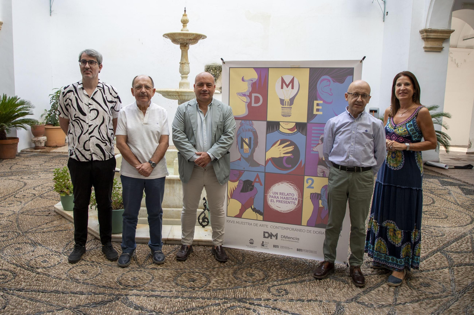 Dirigentes institucionales en la presentación de la muestra.