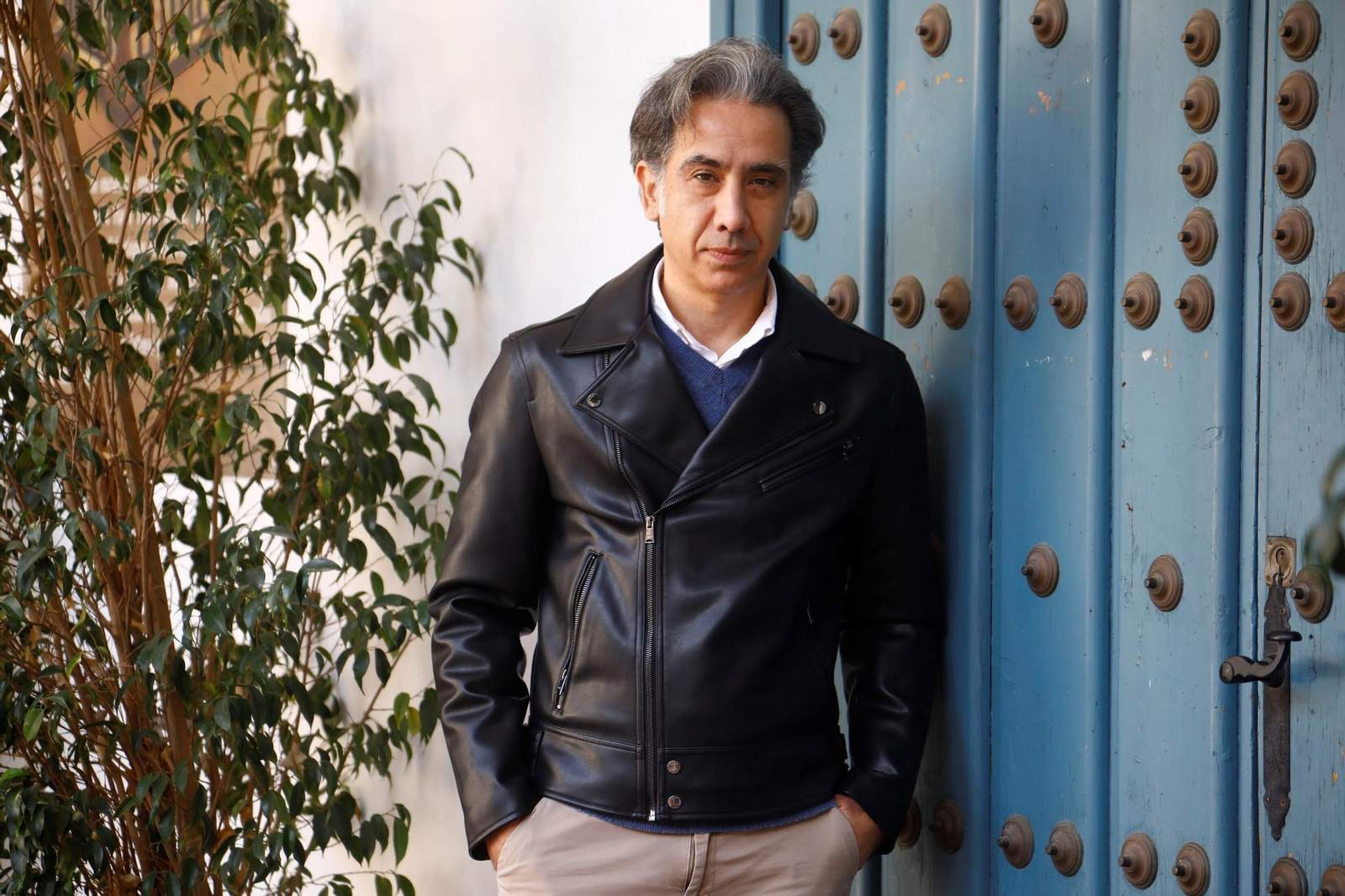 Carlos Arce, delegado de APDH en Córdoba, posa en el patio de la facultad de Derecho de la UCO.