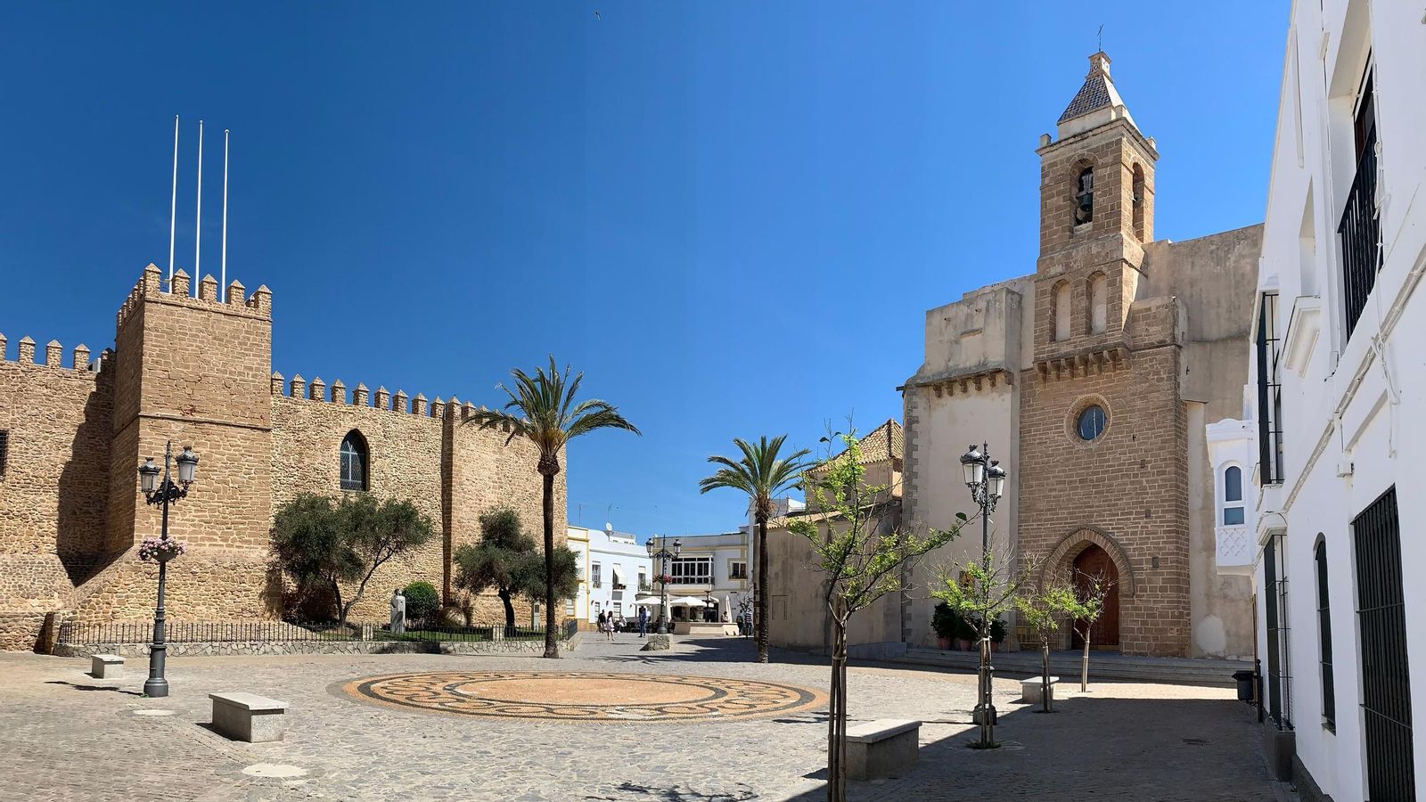 El castillo y la parroquia.