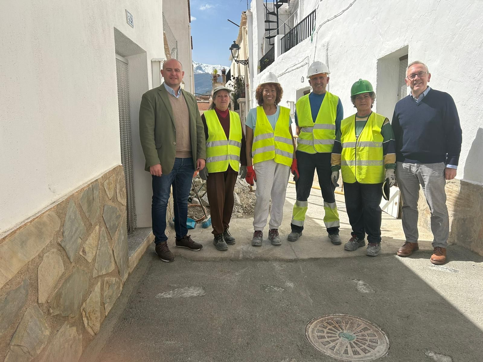 Antonio Martínez junto al alcalde de Abla y trabajadores del PFEA.