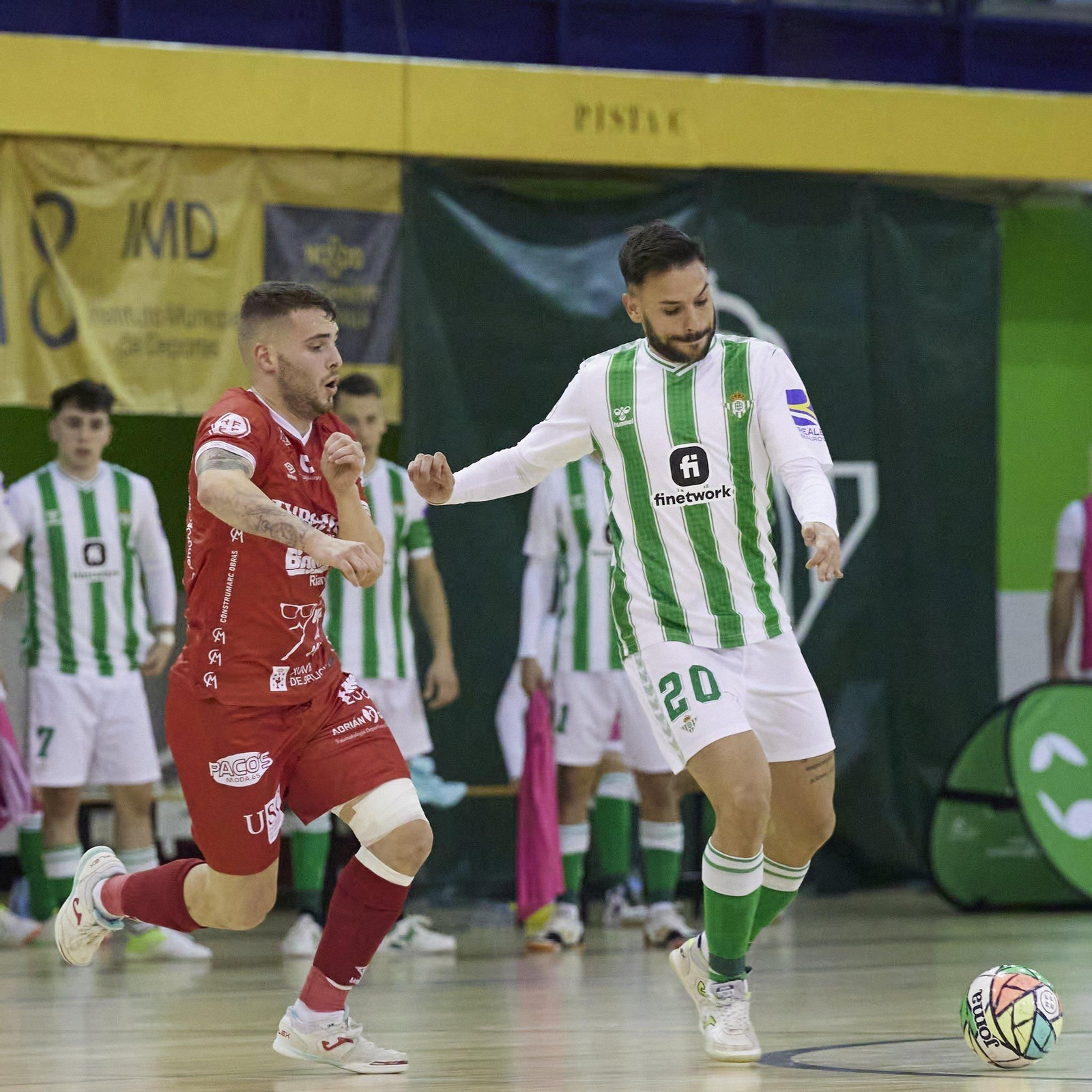 El sevillano Ivi en una acción del choque de la primera vuelta frente a Noia, disputado en Amate.