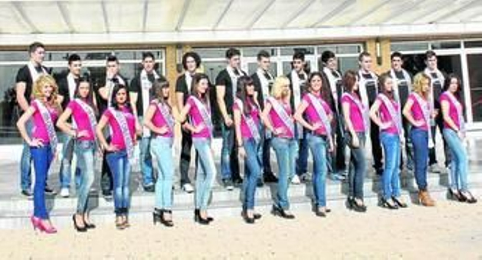 Los candidatos a Miss y Míster Almería ayer posando a las puertas del Auditorio Maestro Padilla.