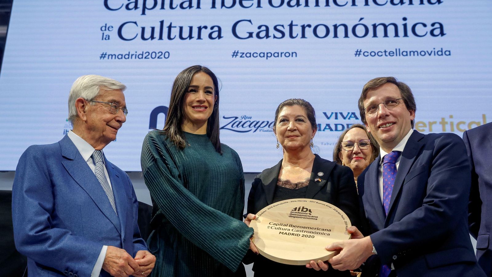 De i. a dcha. Rafael Ansón, Begoña Villacís, la representante de Miami y el alcalde de Madrid, José Luis Martínez-Almeida.