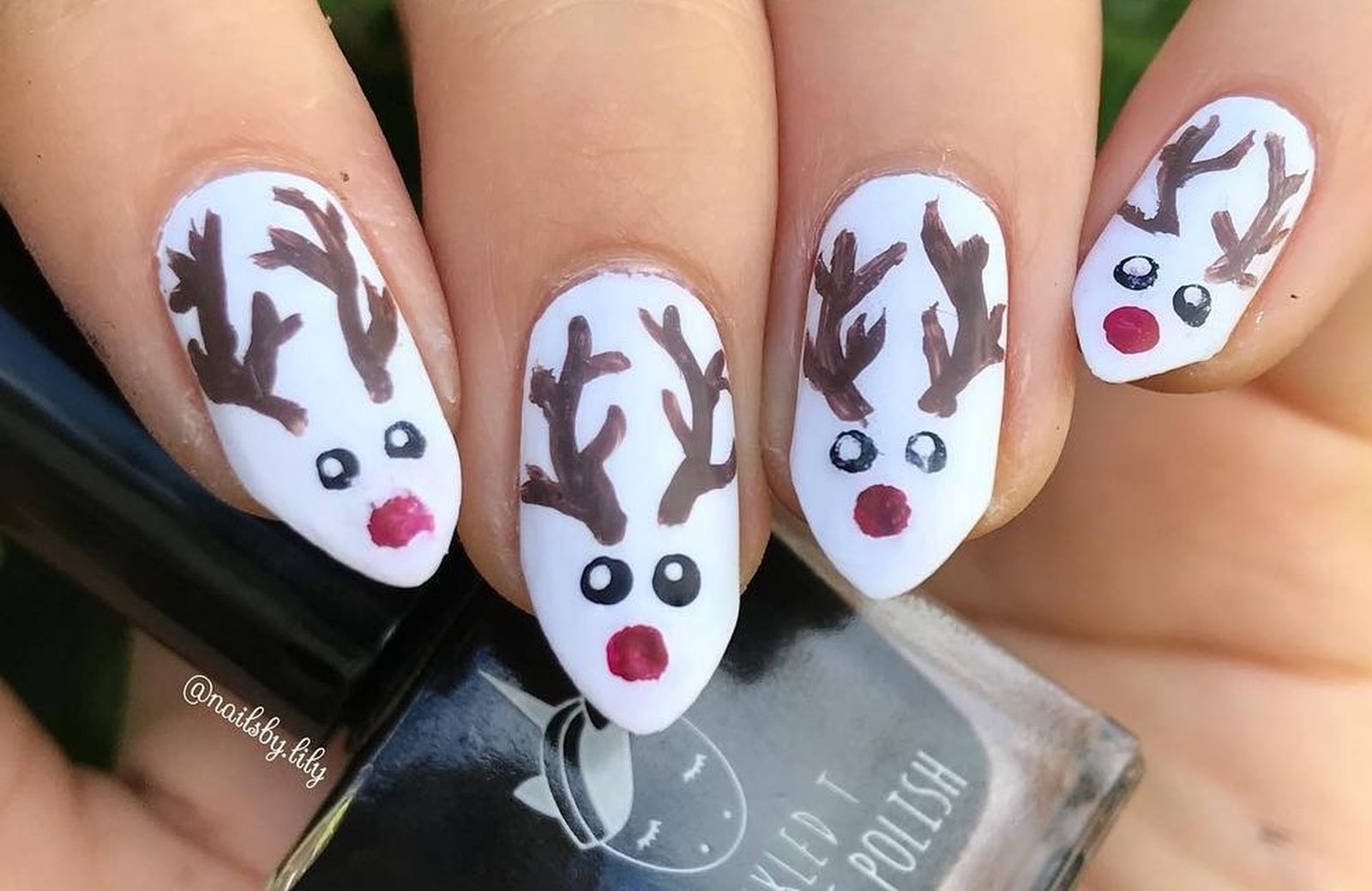 Simpáticas uñas de renos navideños de @nailsby.lily