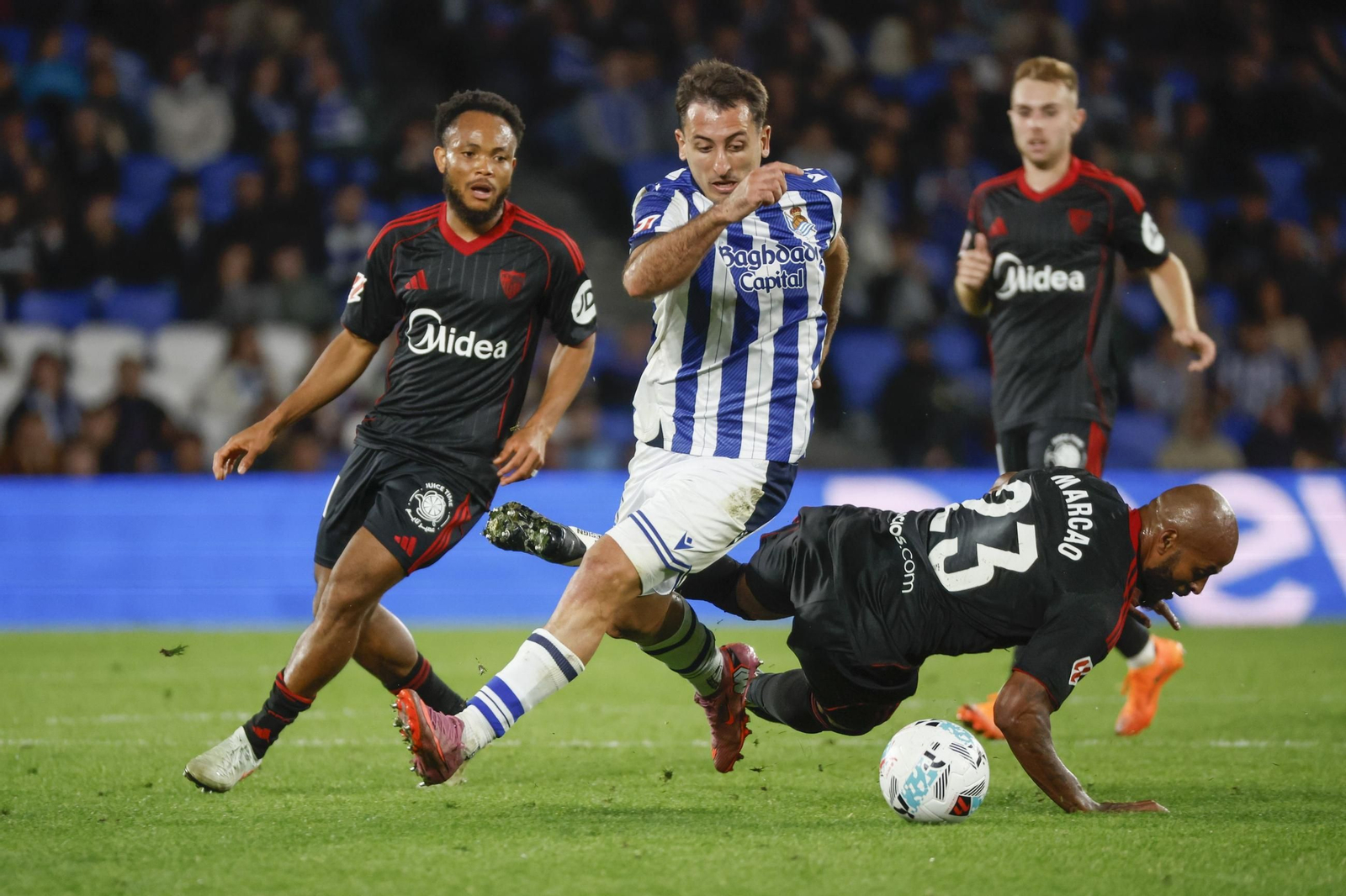 Marcao se va al suelo ante Mikel Oyarzabal.