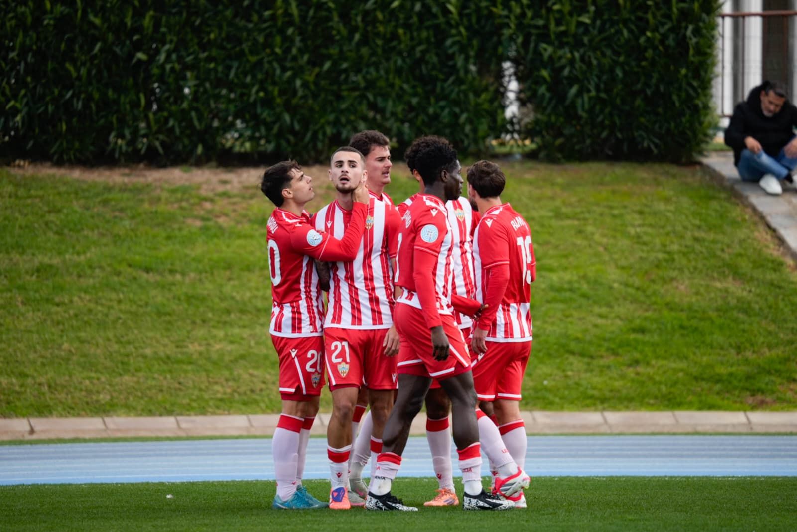 Los indálicos festejan el primer tanto del duelo.