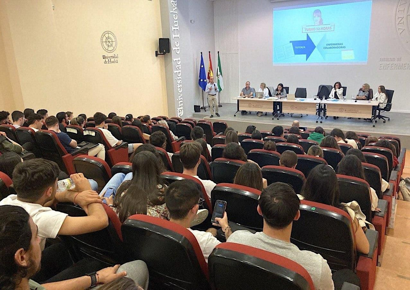 Los estudiantes de Enfermería de la UHU se preparan para empezar sus prácticas en el hospital