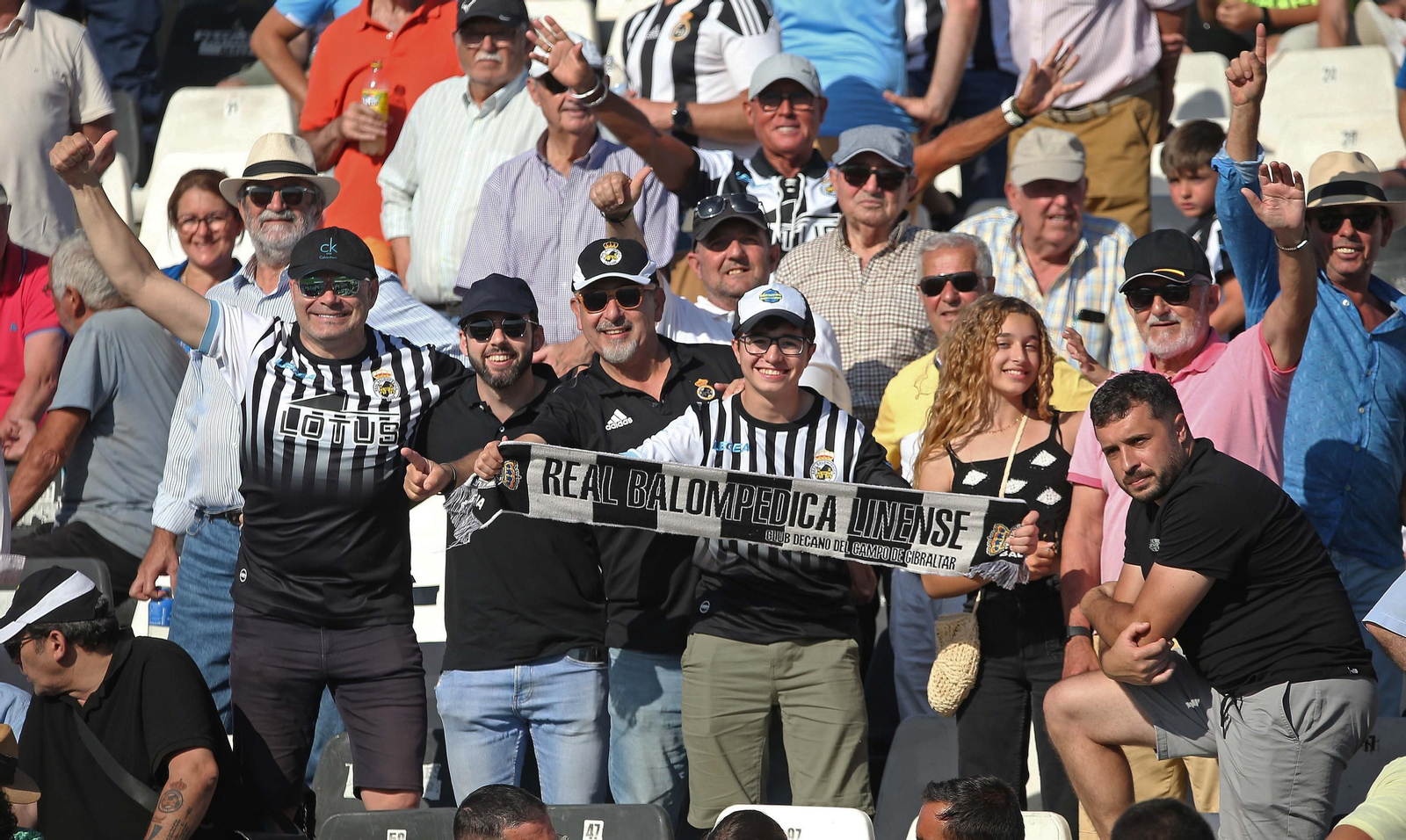 Fotos de la afición durante el Balona - Córdoba en el estadio municipal de La Línea