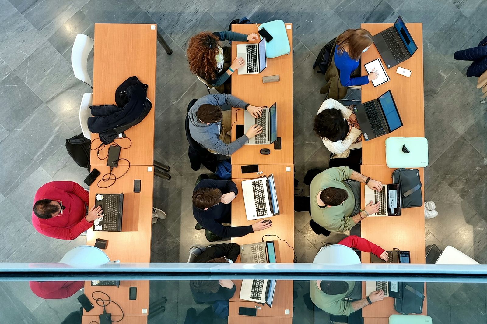 Fórmate desde la empresa con estos másteres en digitalización y logística