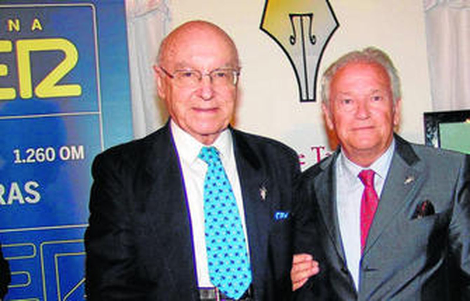 Manuel Clavero Arévalo, a la izquierda, junto a Crescencio Torés.