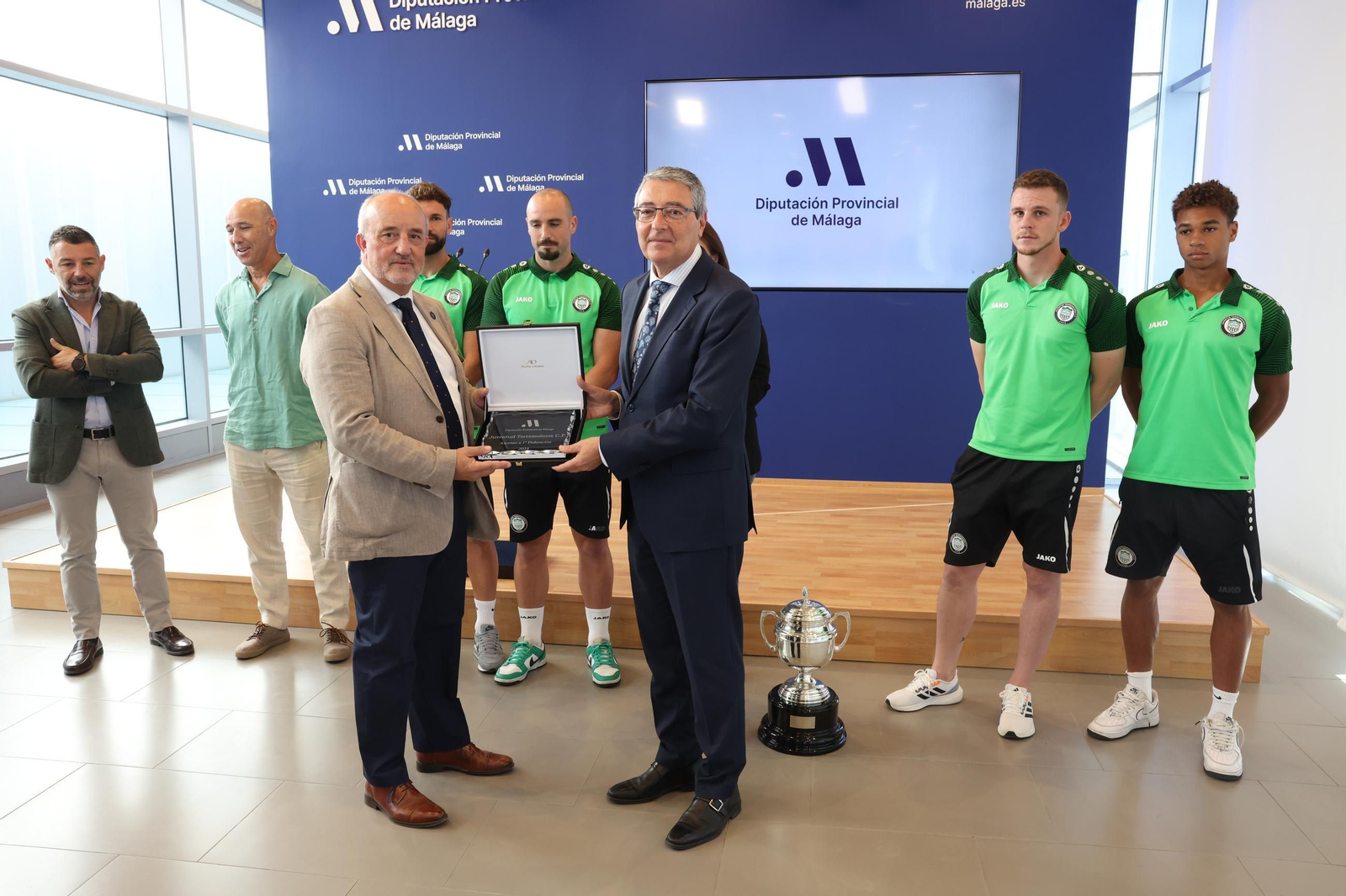 Recepción en la Diputación a la plantilla del Juventud Torremolinos CF tras su ascenso a Primera RFEF