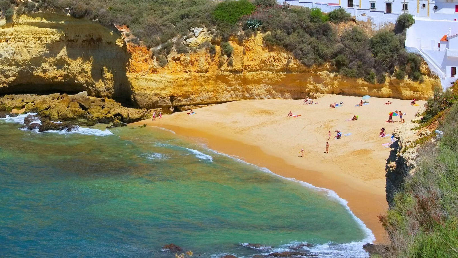 Esta playa de aguas turquesas que parece el Caribe está a un salto de Huelva