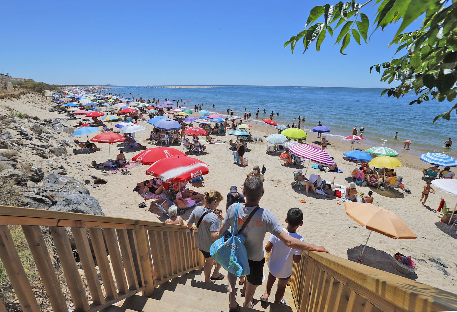 Familia acudiendo a la playa del Portil