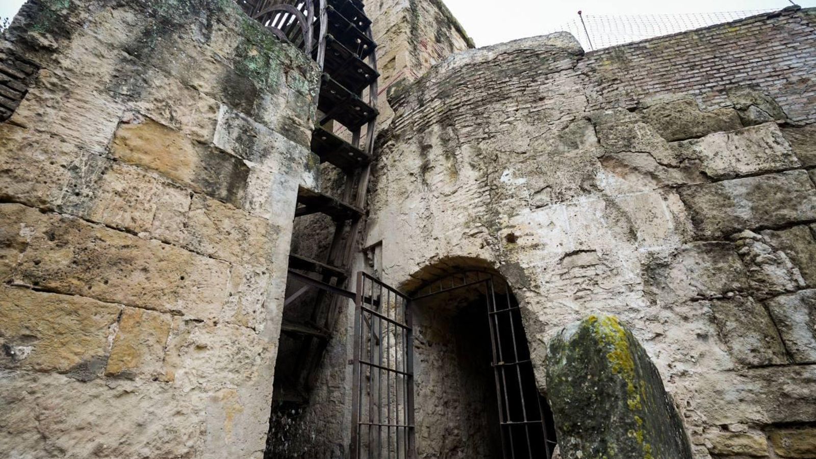 Otra imagen de la Noria de la Albolafia tras su limpieza.