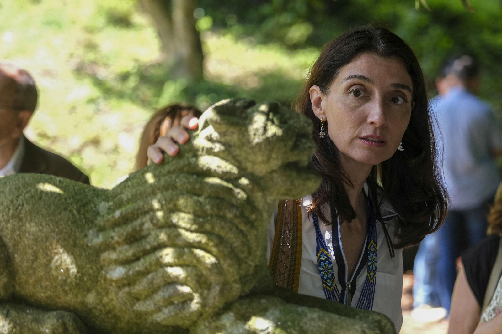 La ministra de Justicia, Pilar Llop, durante su visita a los jardines de la Fonte Baxa, en Luarca