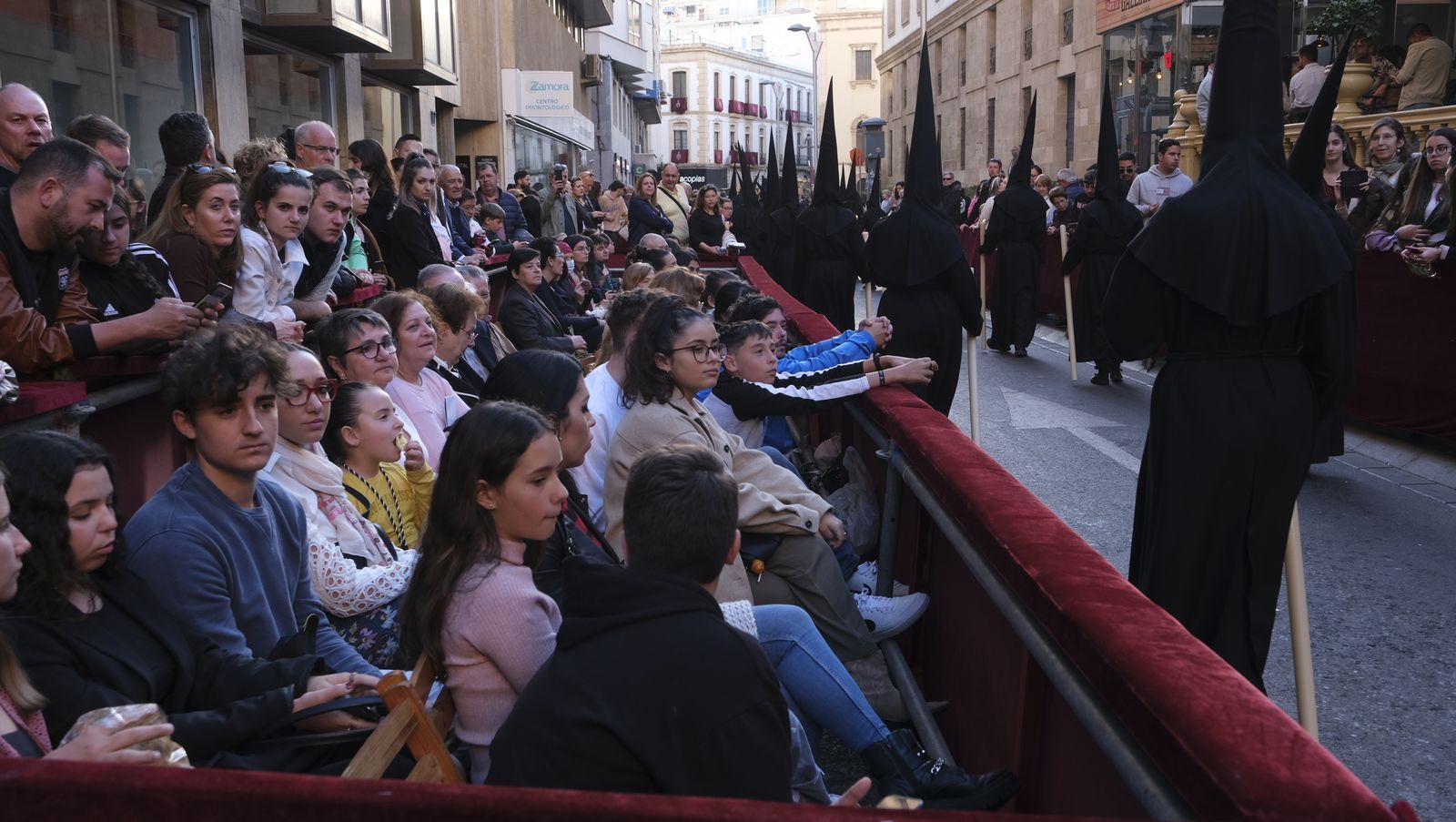 Procesión del Santo Entierro en Almería, en imágenes