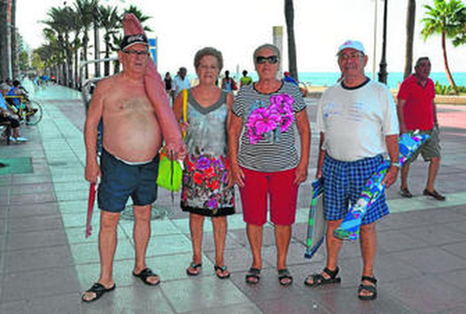José, Rosa, María y Emilio disfrutan de la playa el segundo día de Feria.