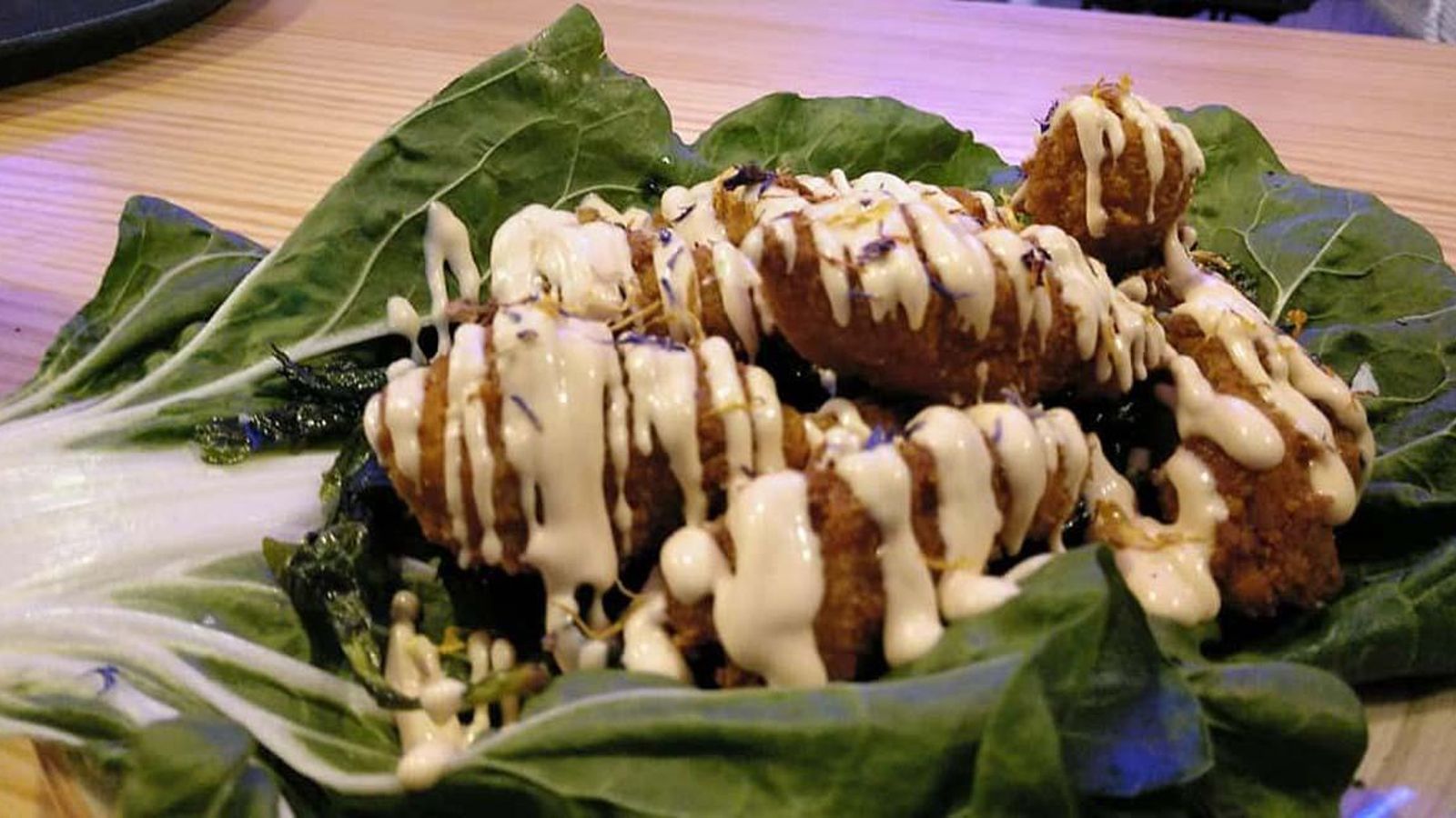 Ensalada templada de espinacas con langostinos en panko