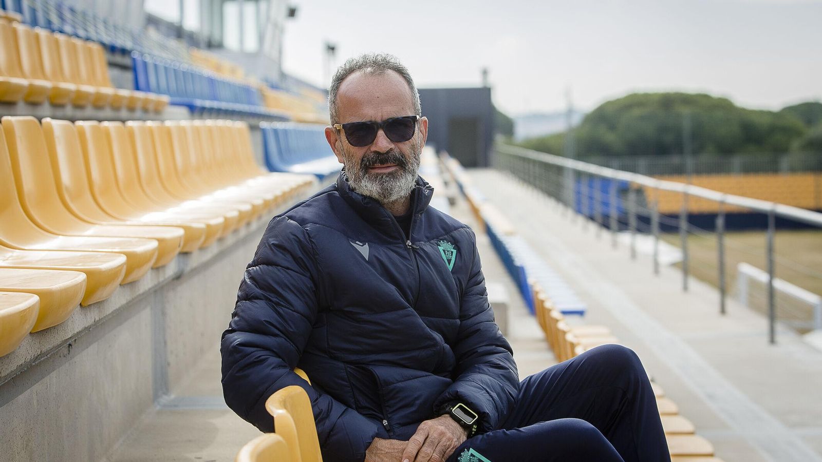 Álvaro Cervera posa en la grada del Ramón Blanco.